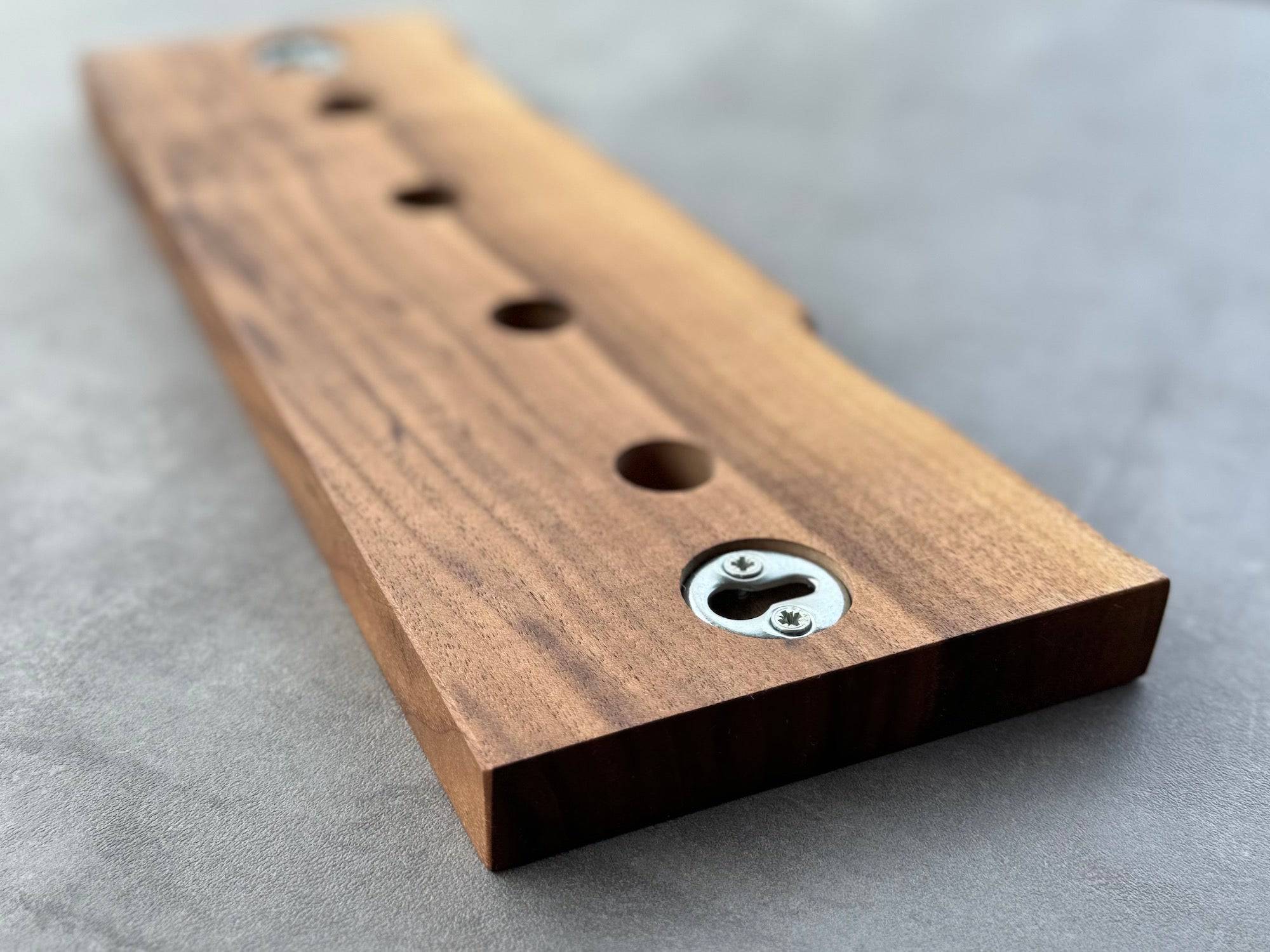 Die Befestigungshalter für die Wand bei einem Messerhalter.