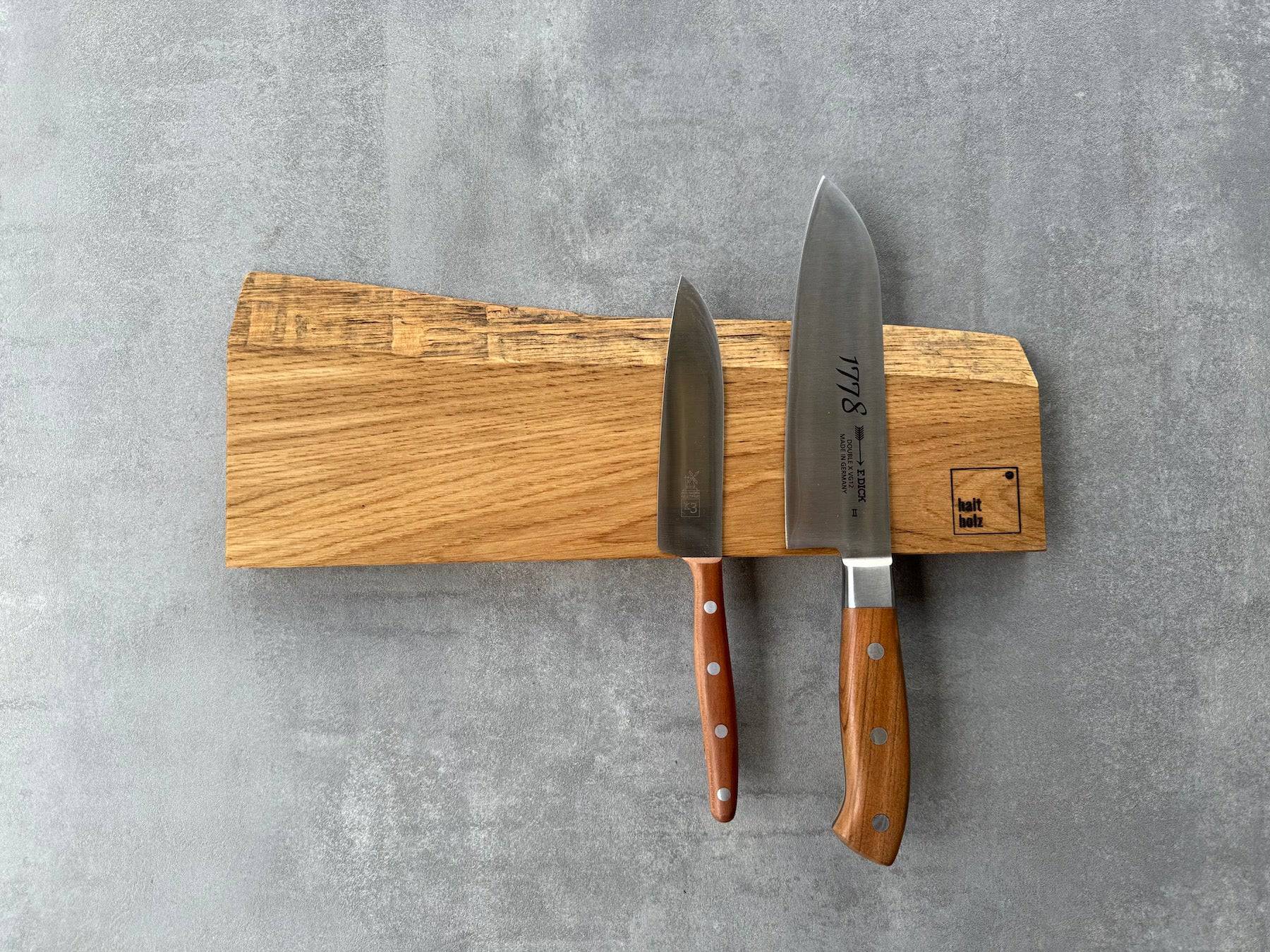 Haltholz Messerhalter, magnetisch, aus massiver Eiche mit 2 Kochmessern von Dick und Windmühlenmesser.