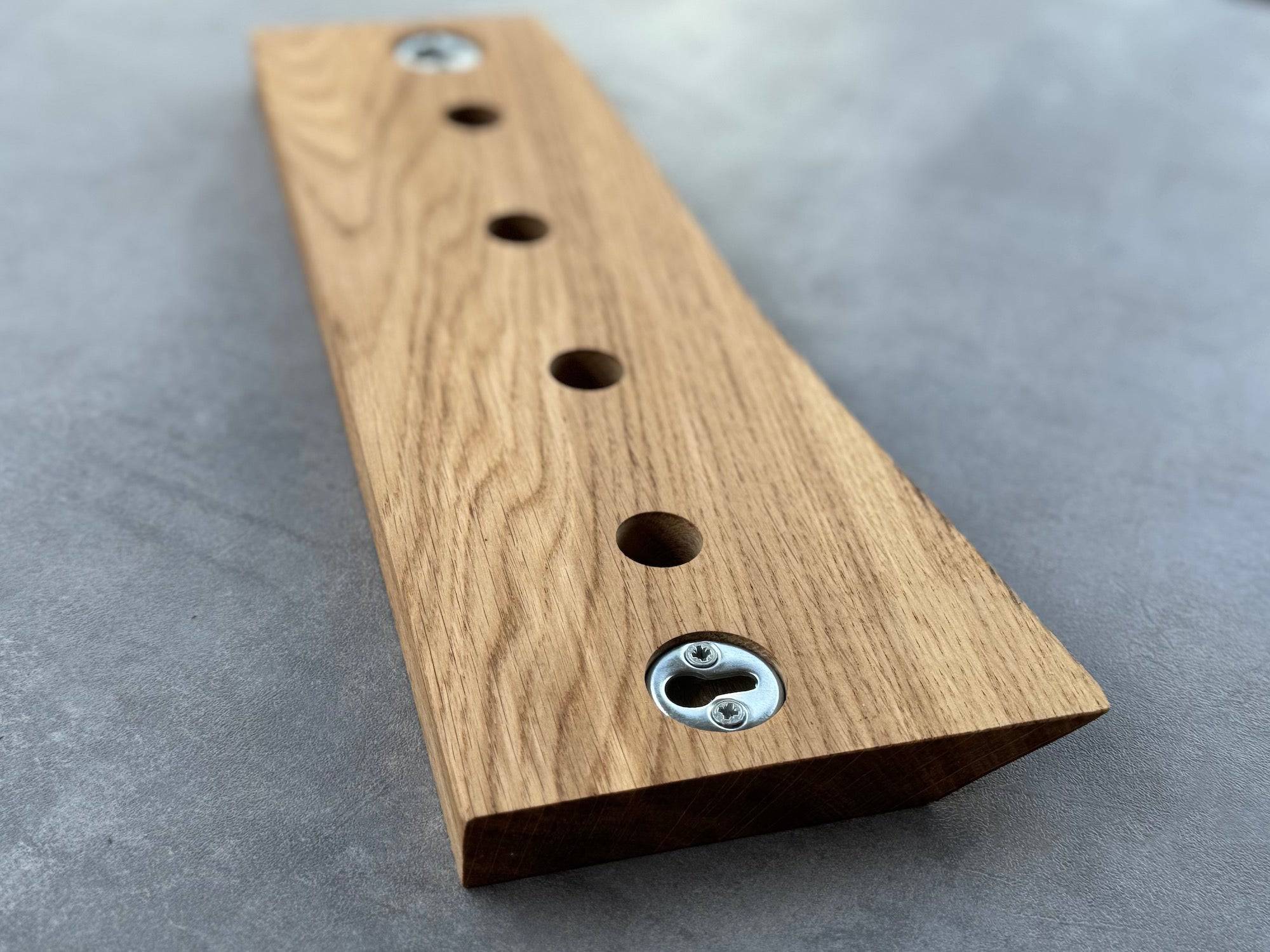 Rückseite bei einem Eiche Wandmesserhalter.