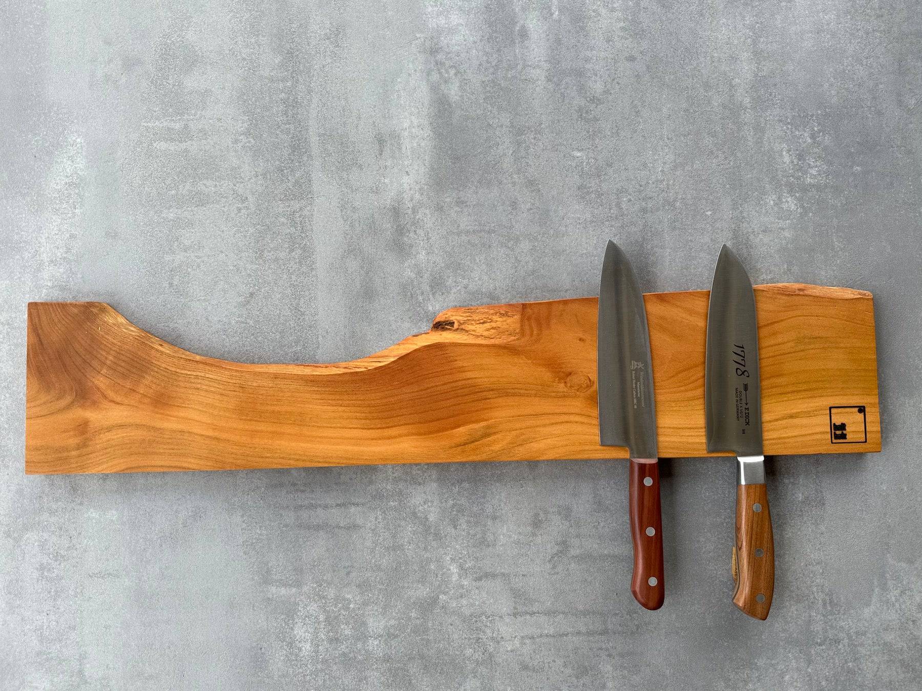 Premium Messerleiste aus wundervollem Kirschbaumholz mit Baumkante. Dekoriert mit einem Carbon Santoku Kochmesser von Windmühllenmesser und einem Dick 1778.