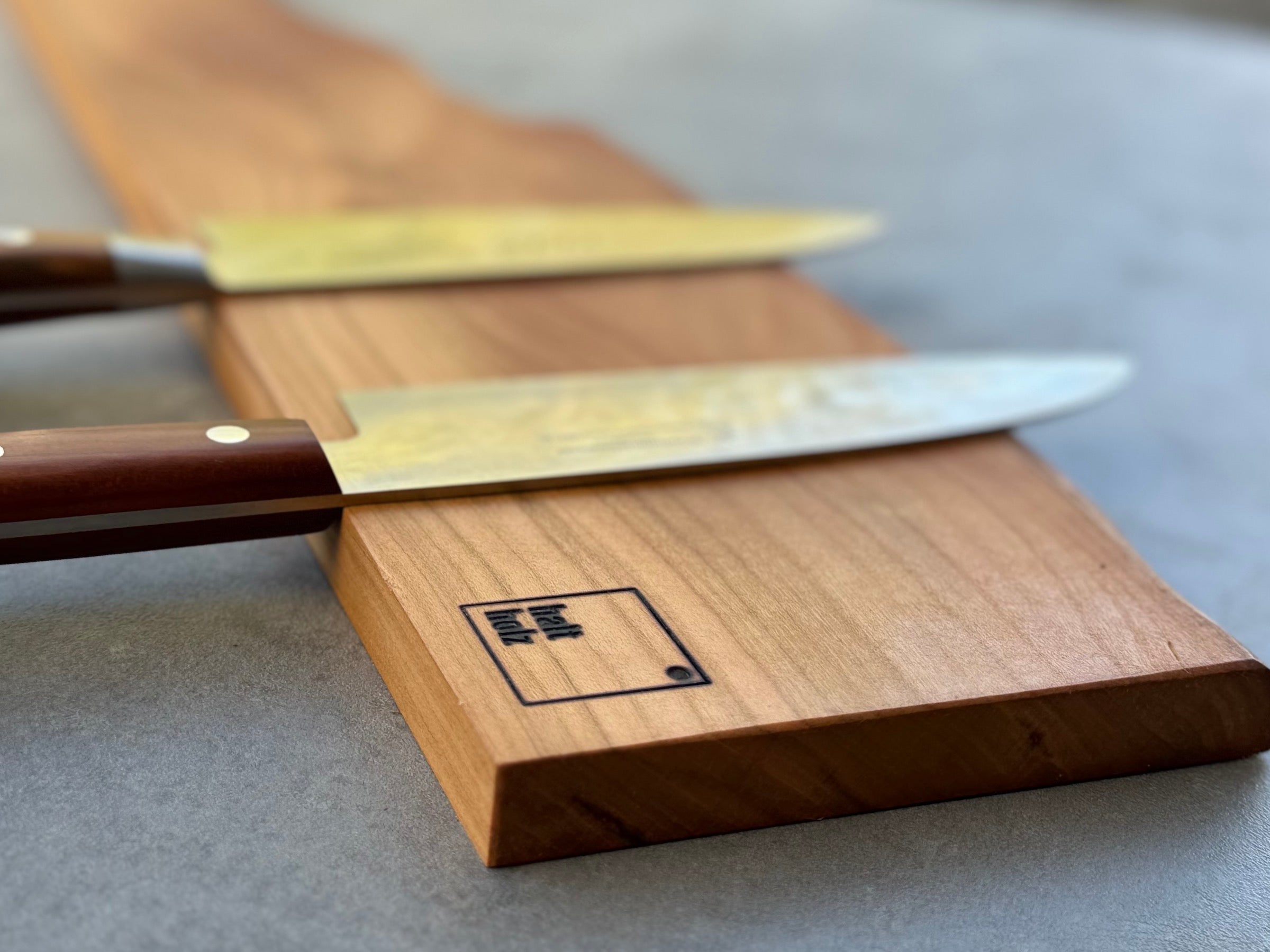 Detailansicht einer Messerleiste für 7 Messer aus Kirschbaum.