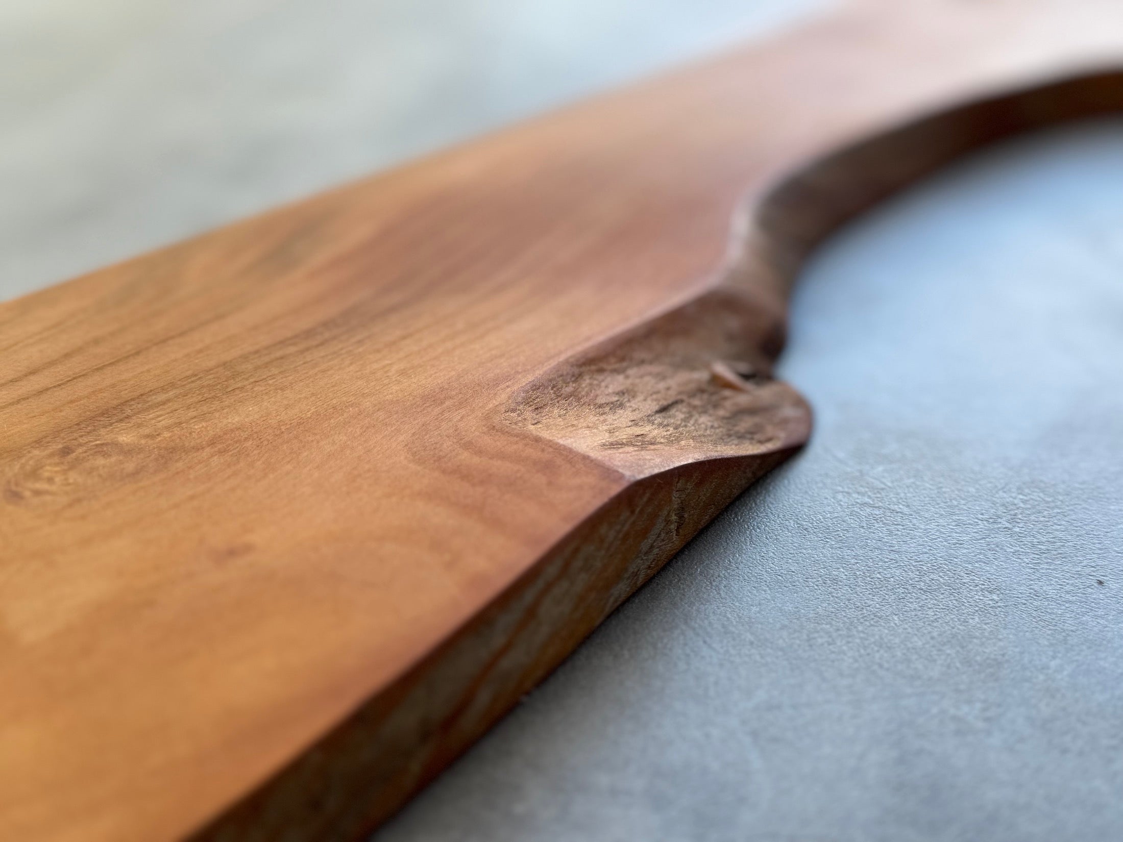 Baumkante im Detail bei einer Messerleiste von haltholz.