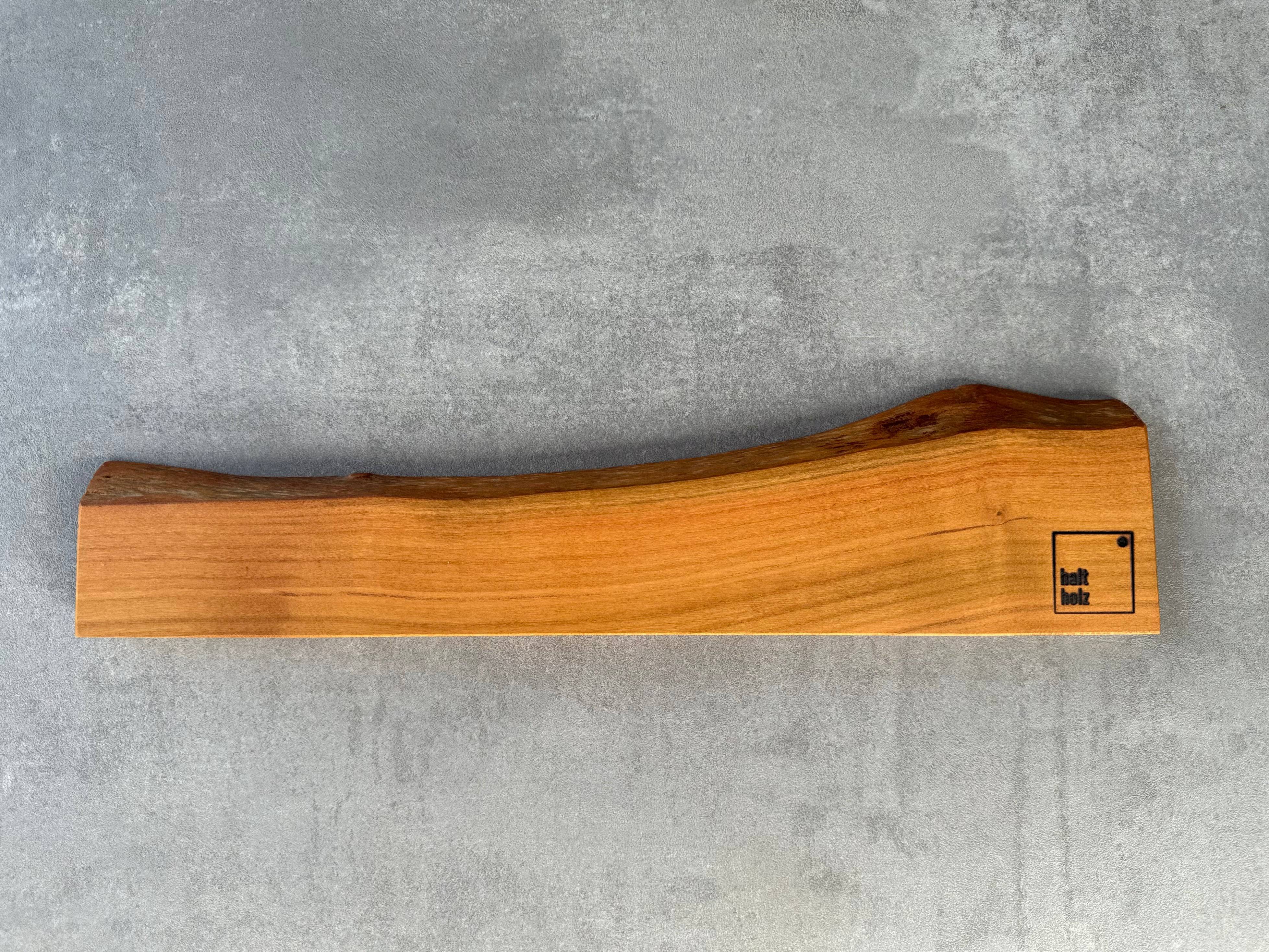 Schmale magnetische Messerleiste aus Reinecker Kirschbaum, mit Baumkante .