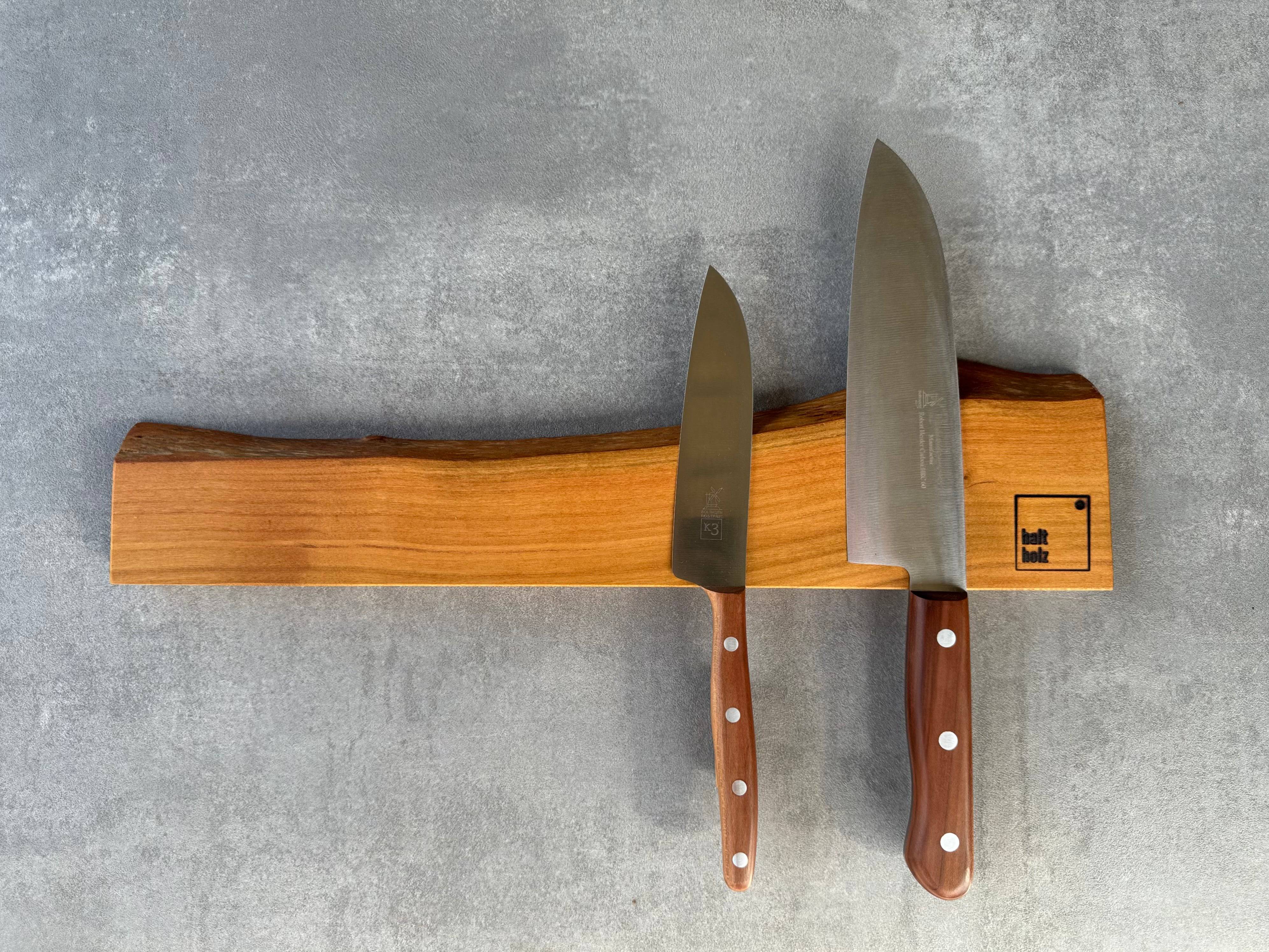 Messerleiste aus Spessarter Kirschbaum mit Baumkante und Kochmesser von Windmühlenmessser.