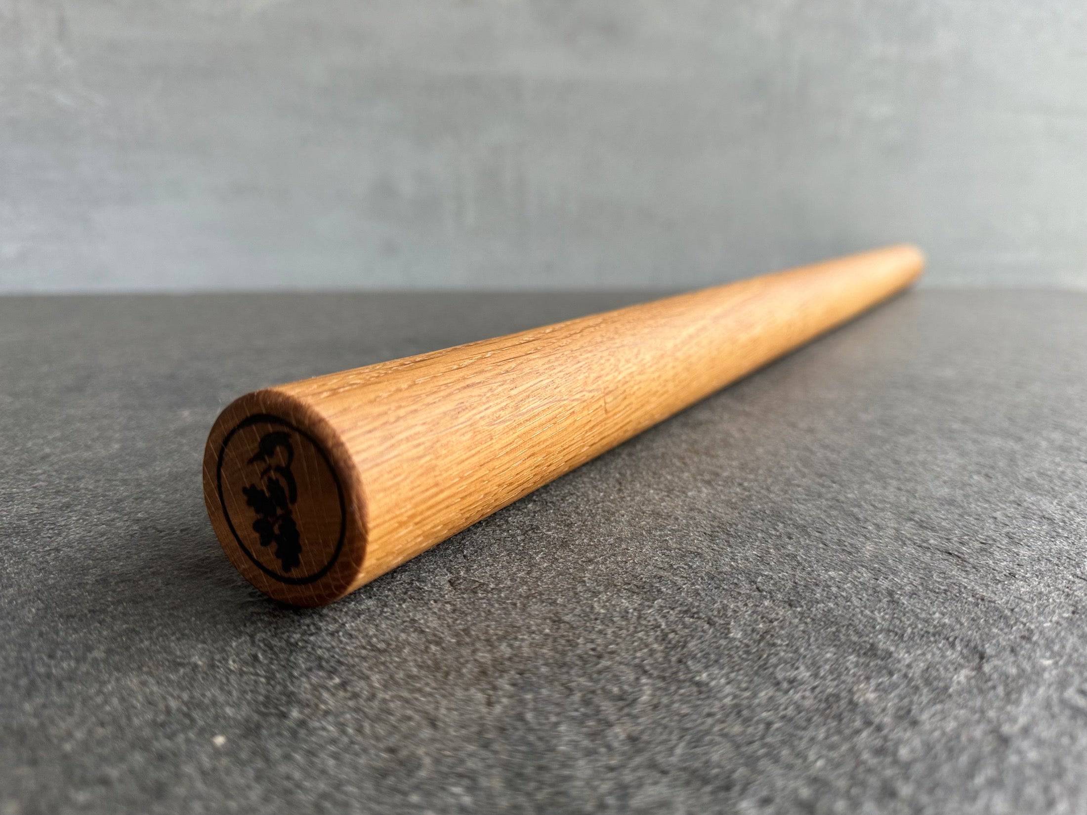 80 cm langes Nudelholz aus massiver Eiche.