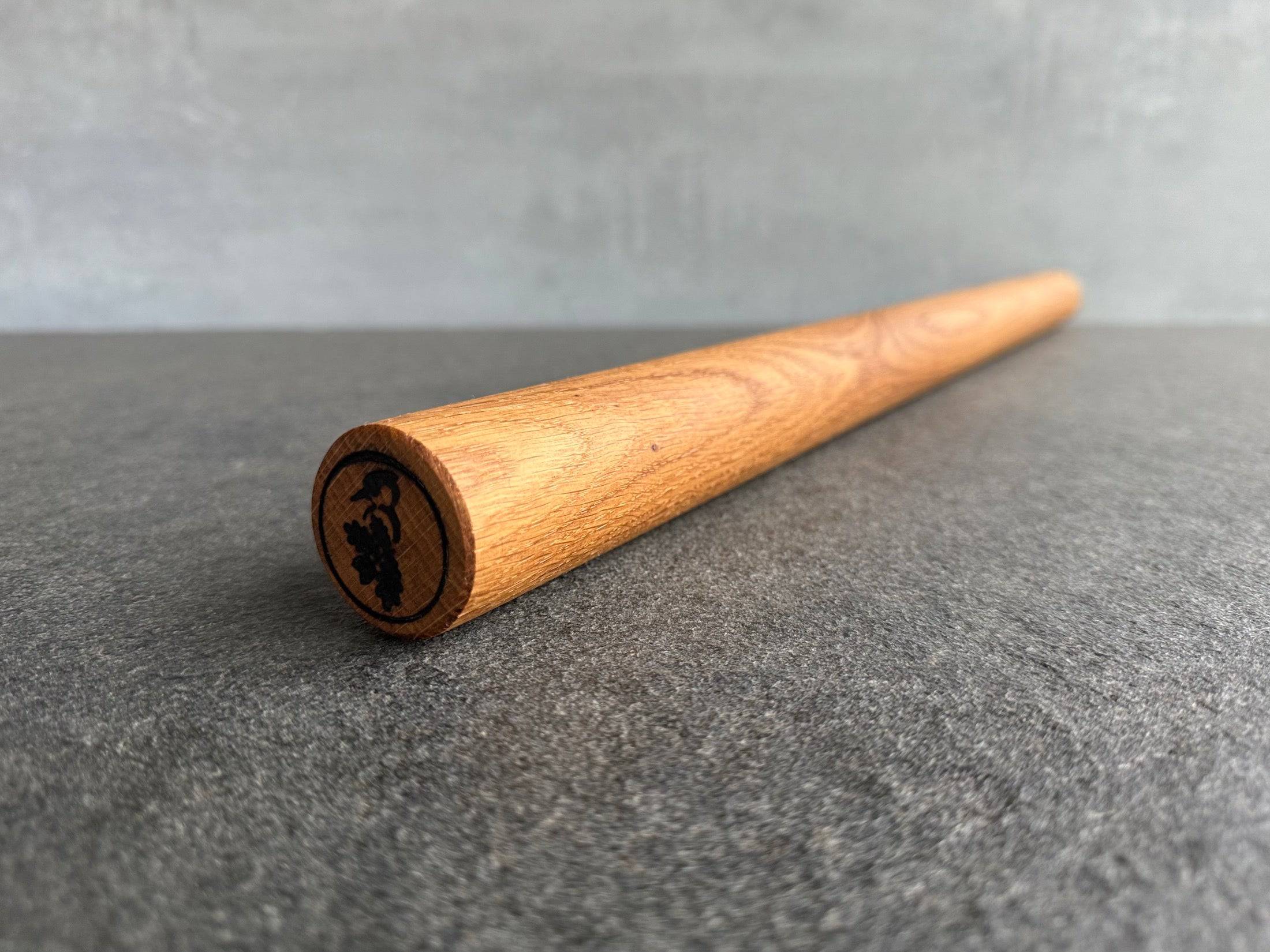 70 cm langes Nudelholz aus massiver Eiche.