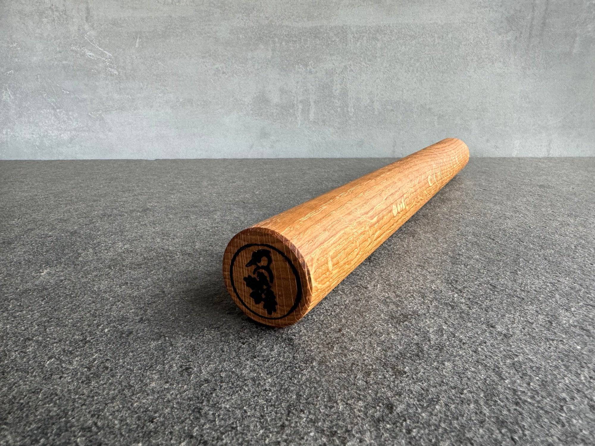 Handgedrechseltes Nudelholz. 40 cm lang aus massiver Eiche.