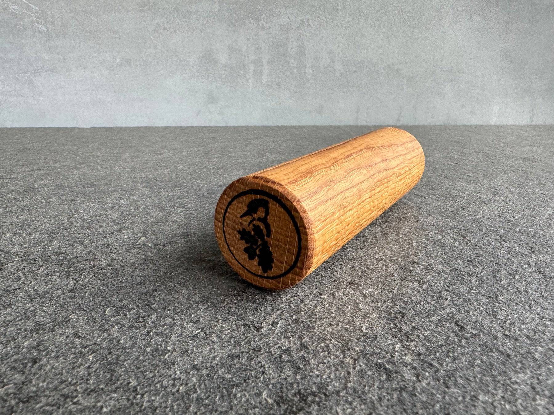 14 cm lange Teigrolle aus massiver Eiche.