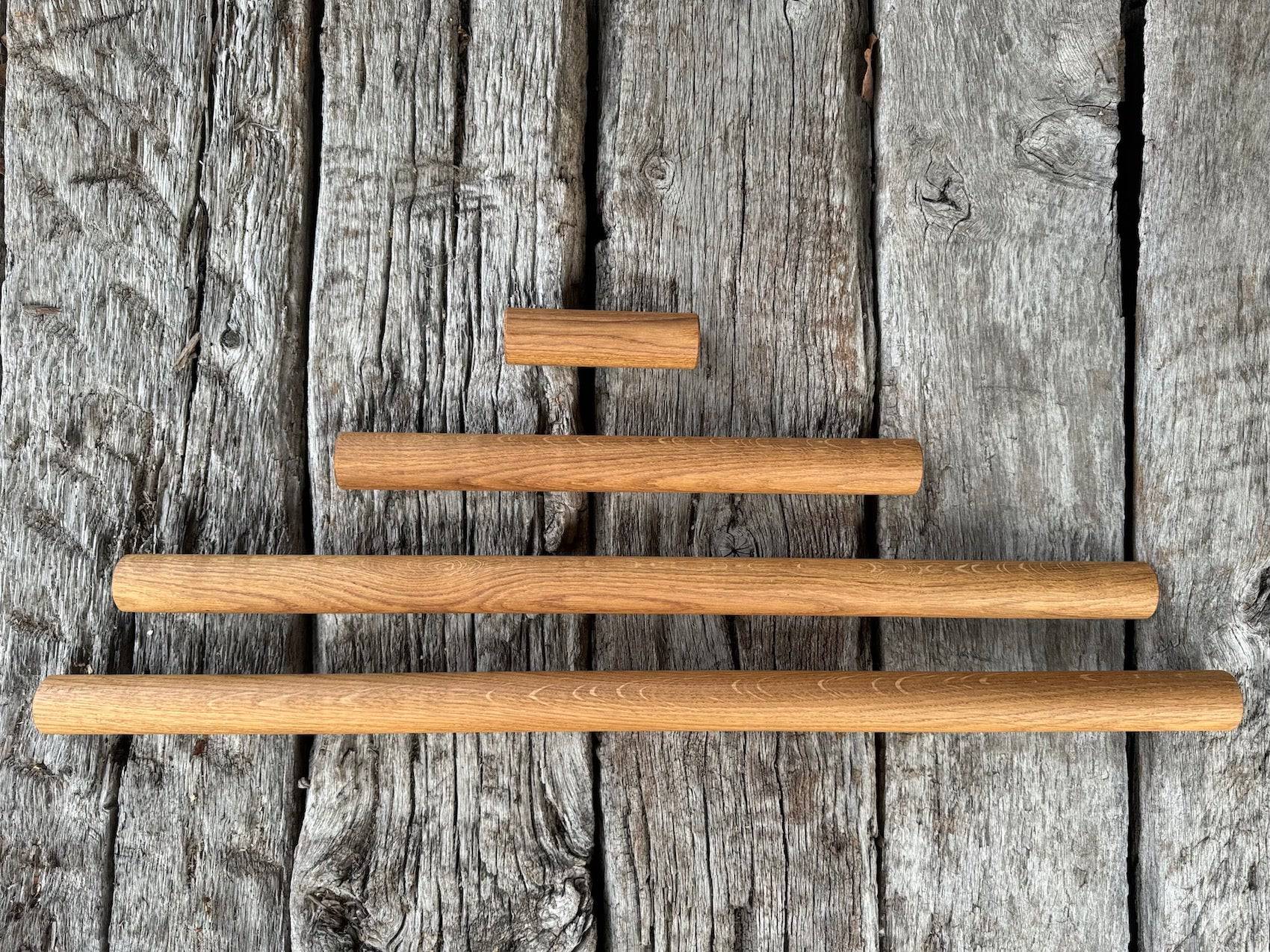 Verschieden lange Teigrollen / Nudelhölzer aus Eichenholz mit einem Durchmesser von 4 cm.