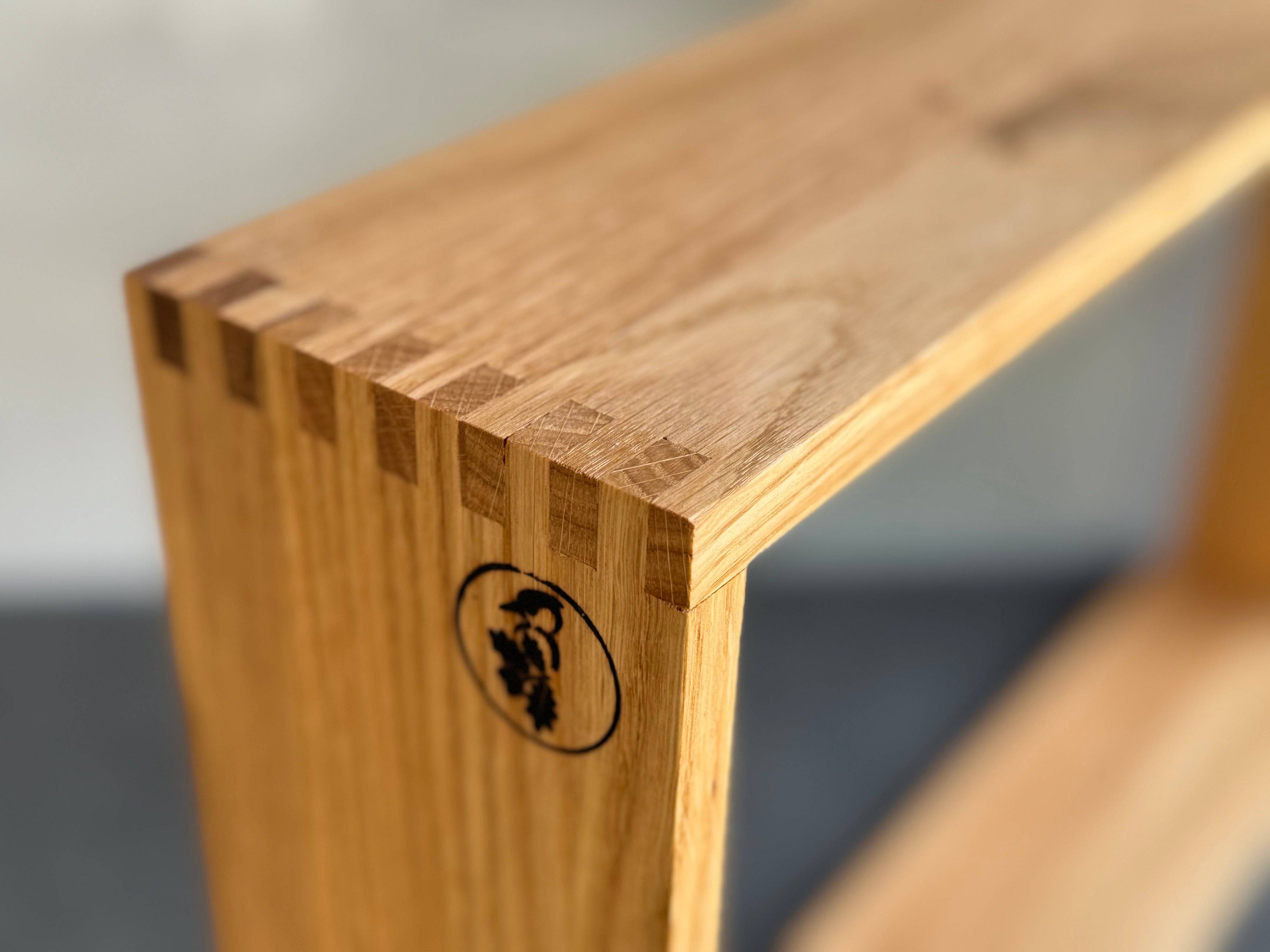 Seitenansicht Regalwürfel mit Logo versehen