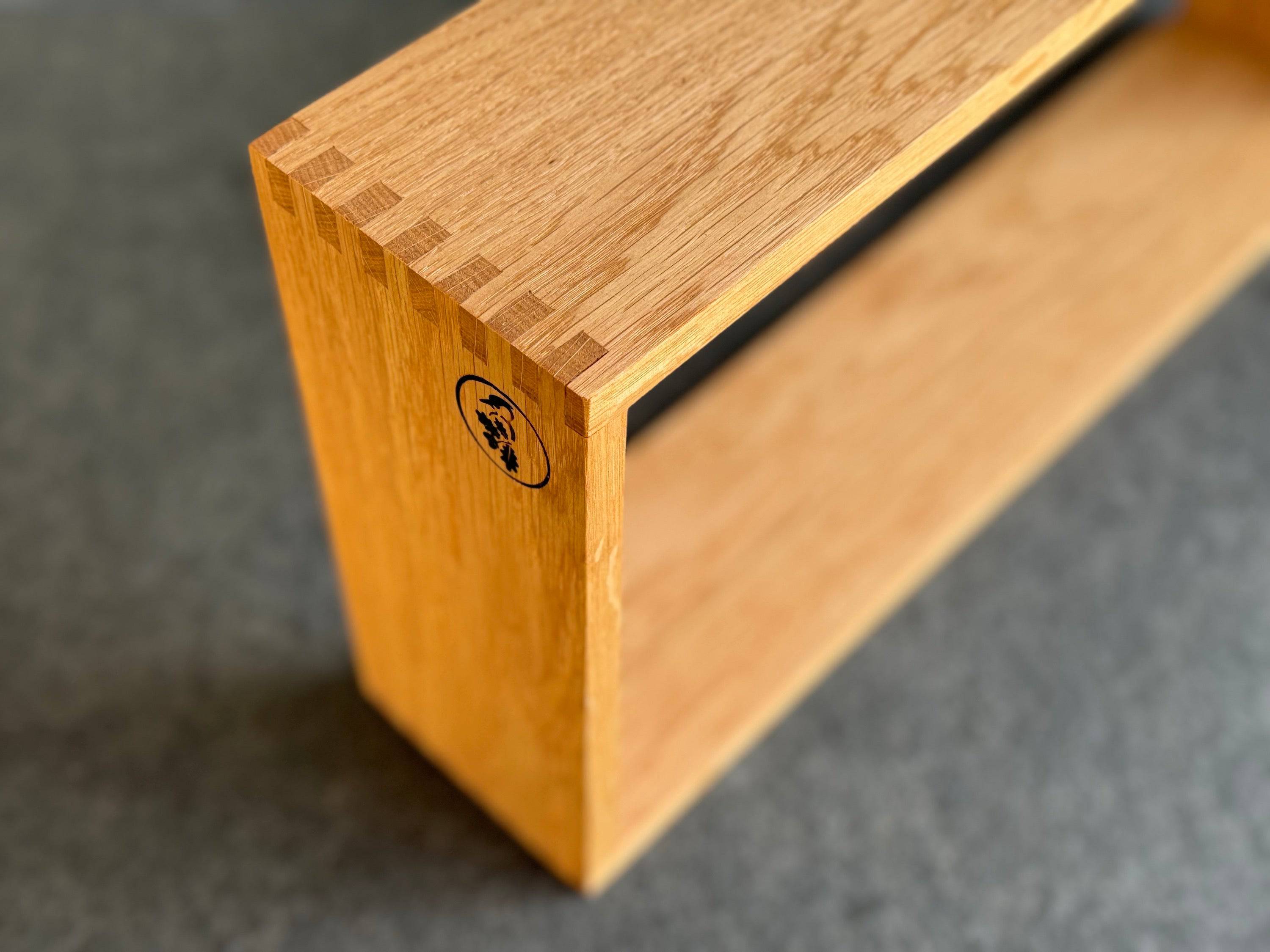 Detailansicht der verzinkten Ecken bei einem Eiche Regal