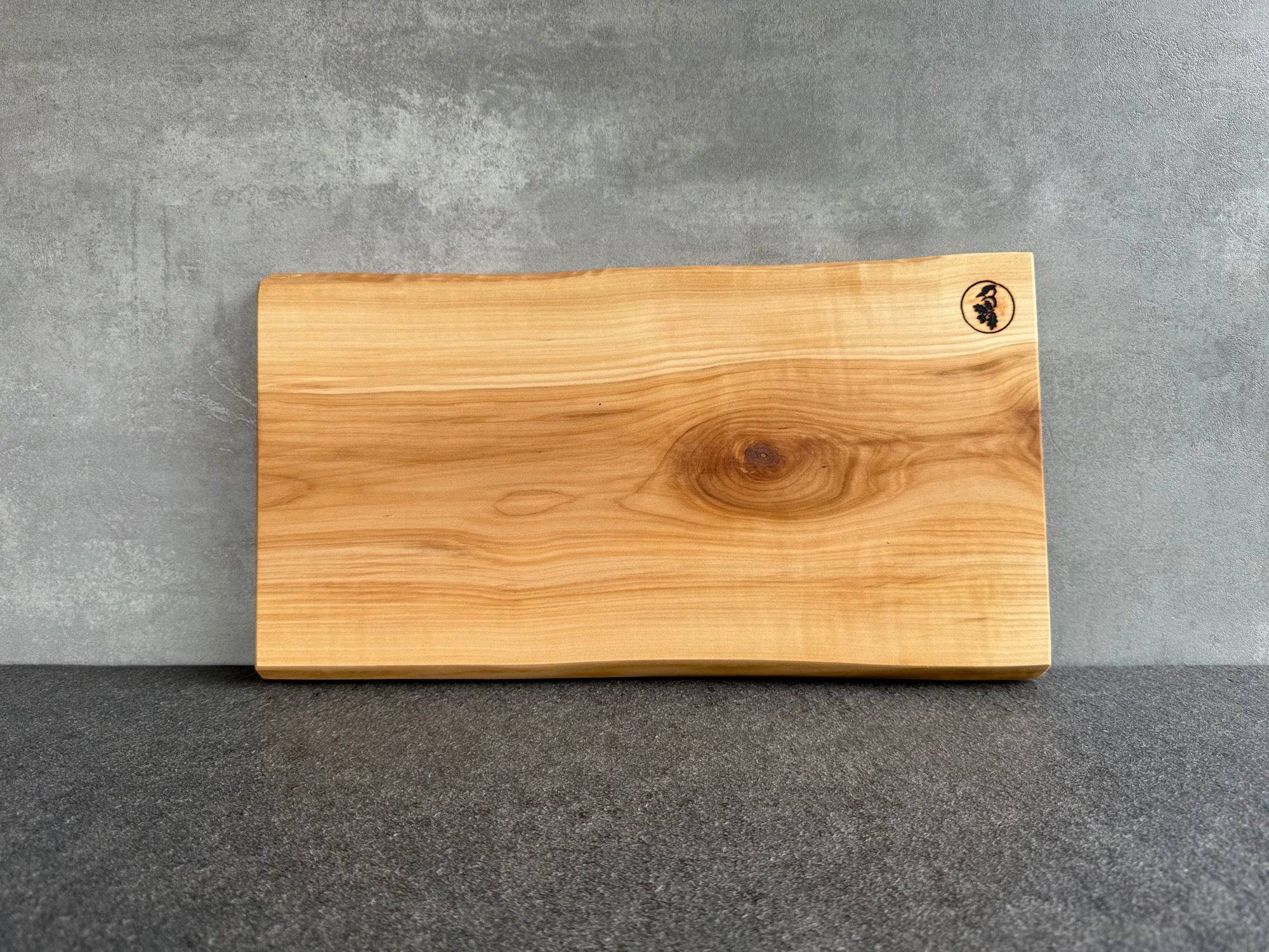 Brotzeitbrett aus Vogelbeere mit Baumkante.