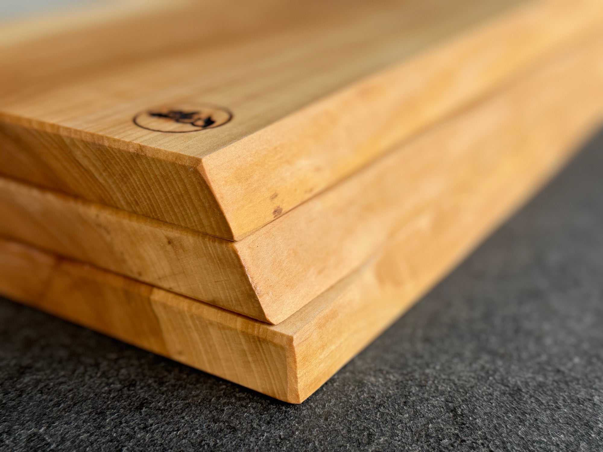 Baumkante 3 er Bretter aus Vogelbeere.