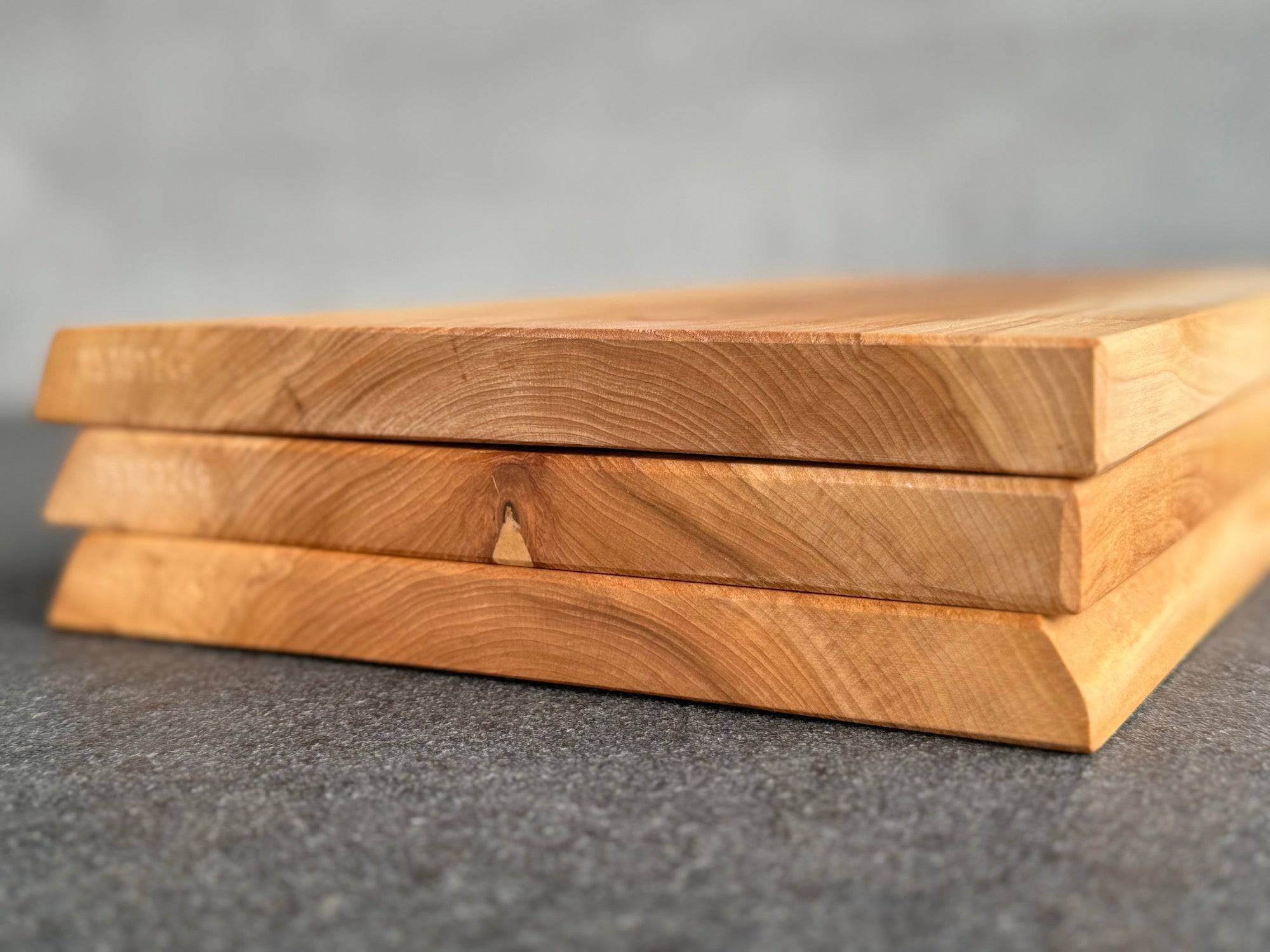 Jahresringe bei 3 Brettern aus Vogelbeere.