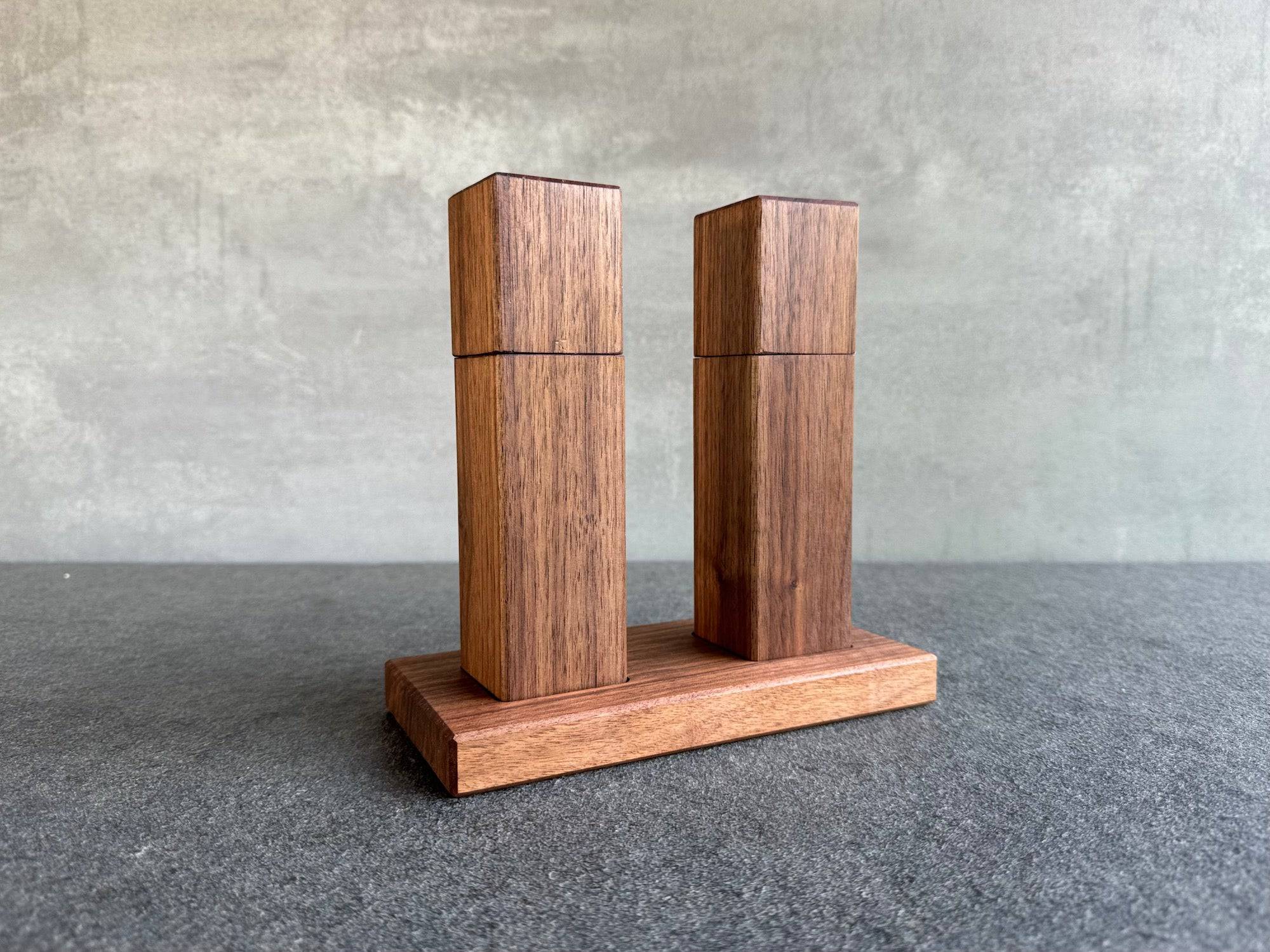 Nussbaum Salzmühle und Pfeffermühle mit einem Nussbaum Mühlenteller mit Mulden.