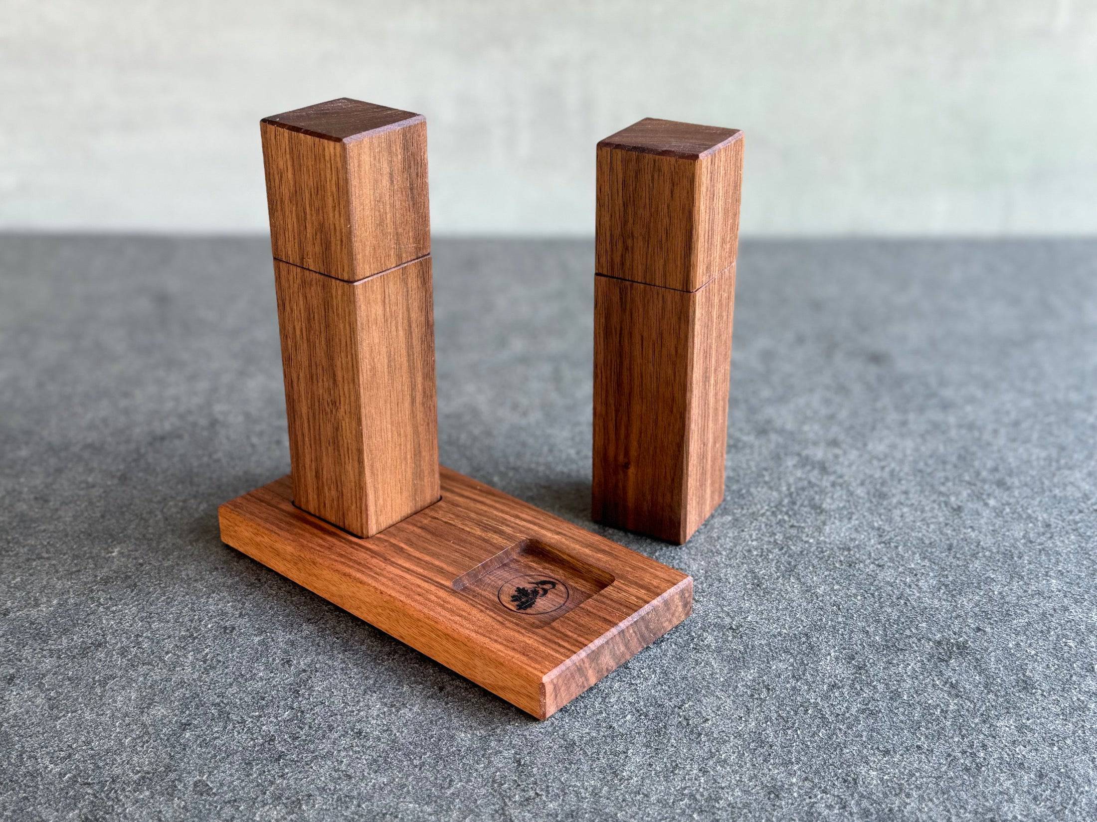 3-teiliges Mühlenset bestehend aus Salzmühle, Pfeffermühle und Mühlenteller aus massivem Nussbaum.