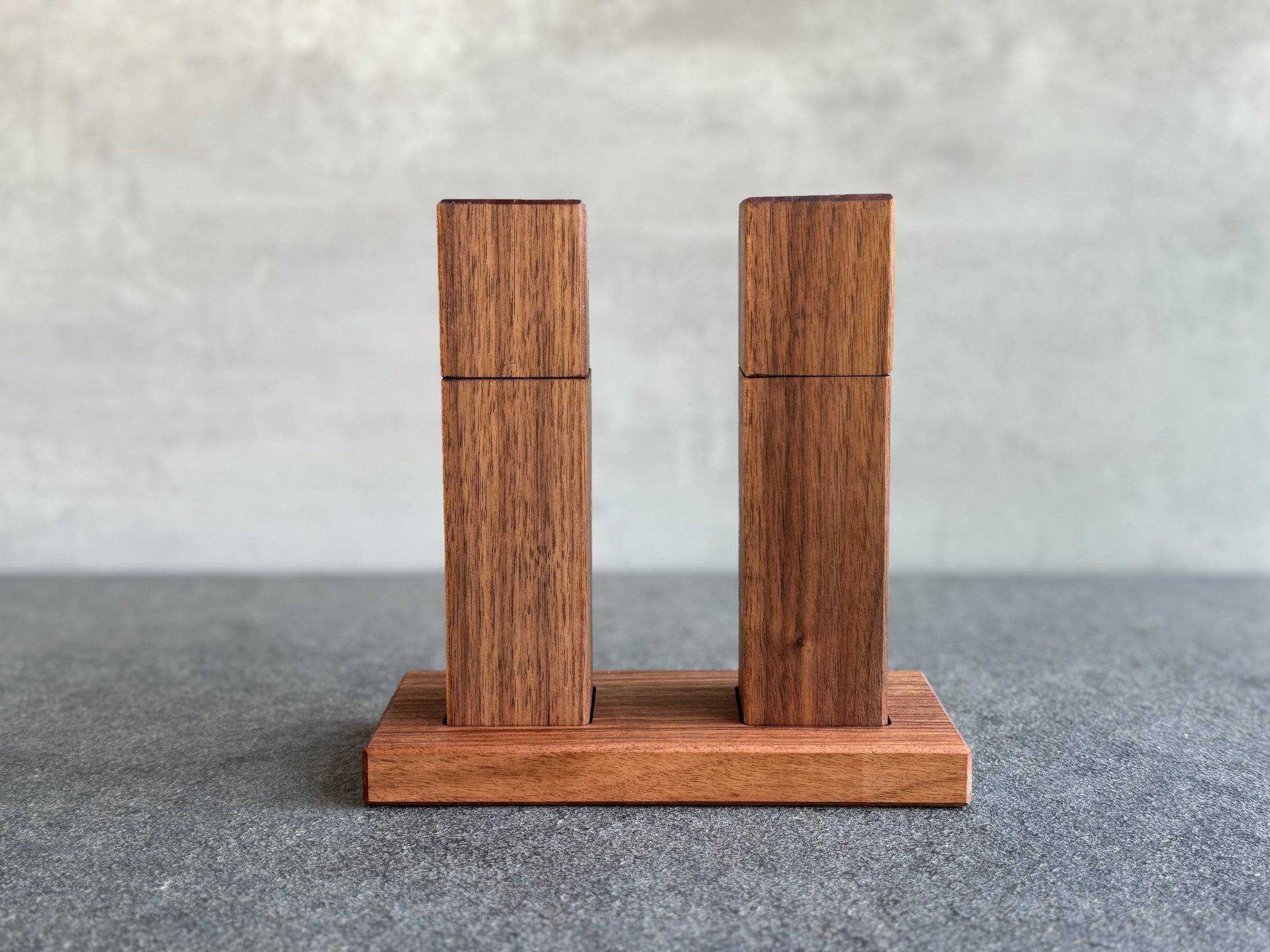 Premium Pfeffermühle und Salzmühle aus Nussbaum mit einem Mühlenteller mit passgenauer Mulde aus Nussbaum.