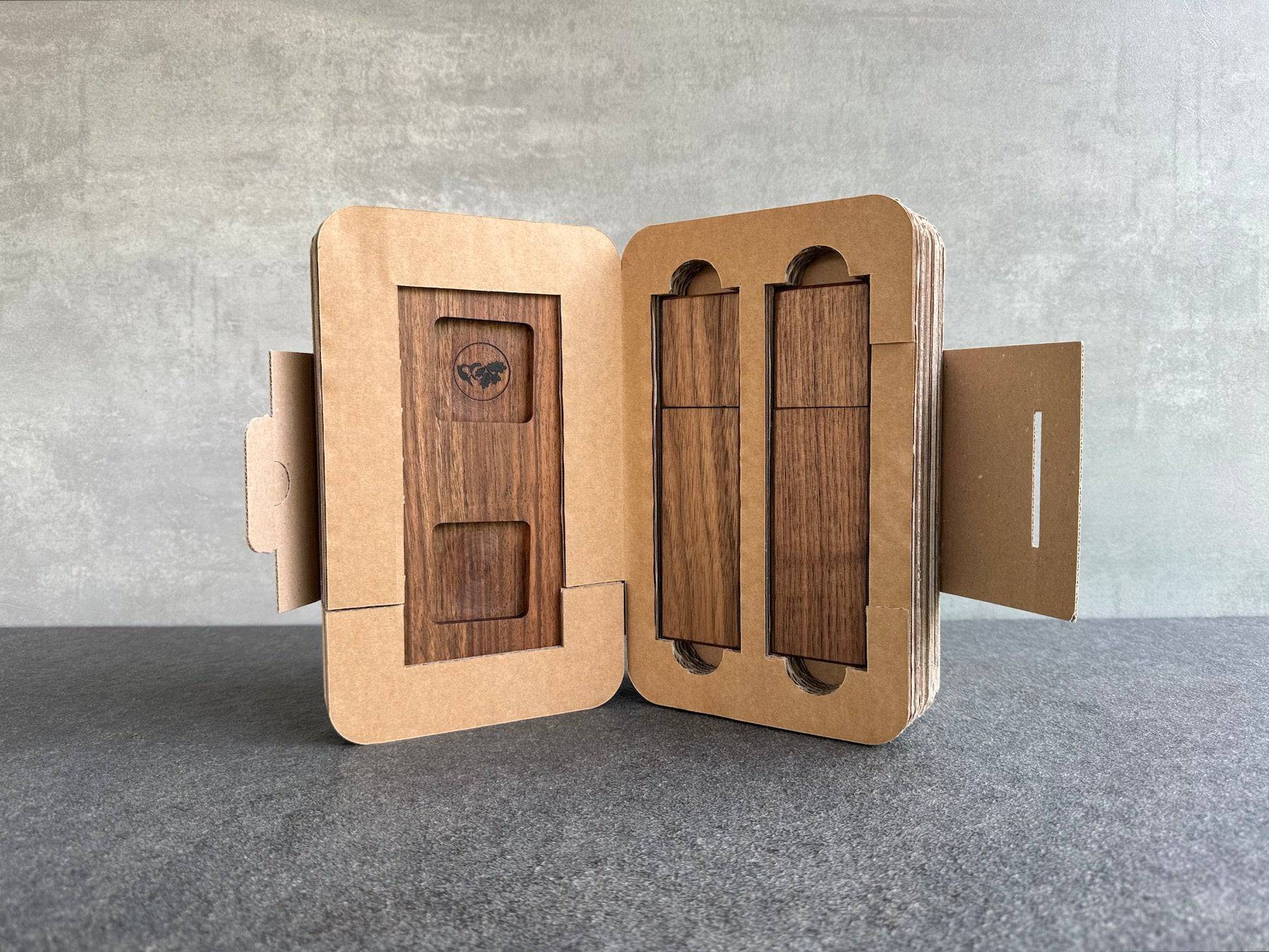 Nussbaum Salzmühle und Pfeffermühle mit Untersetzer in einer wundervollen Verpackung, die wie ein Buch gemacht ist.