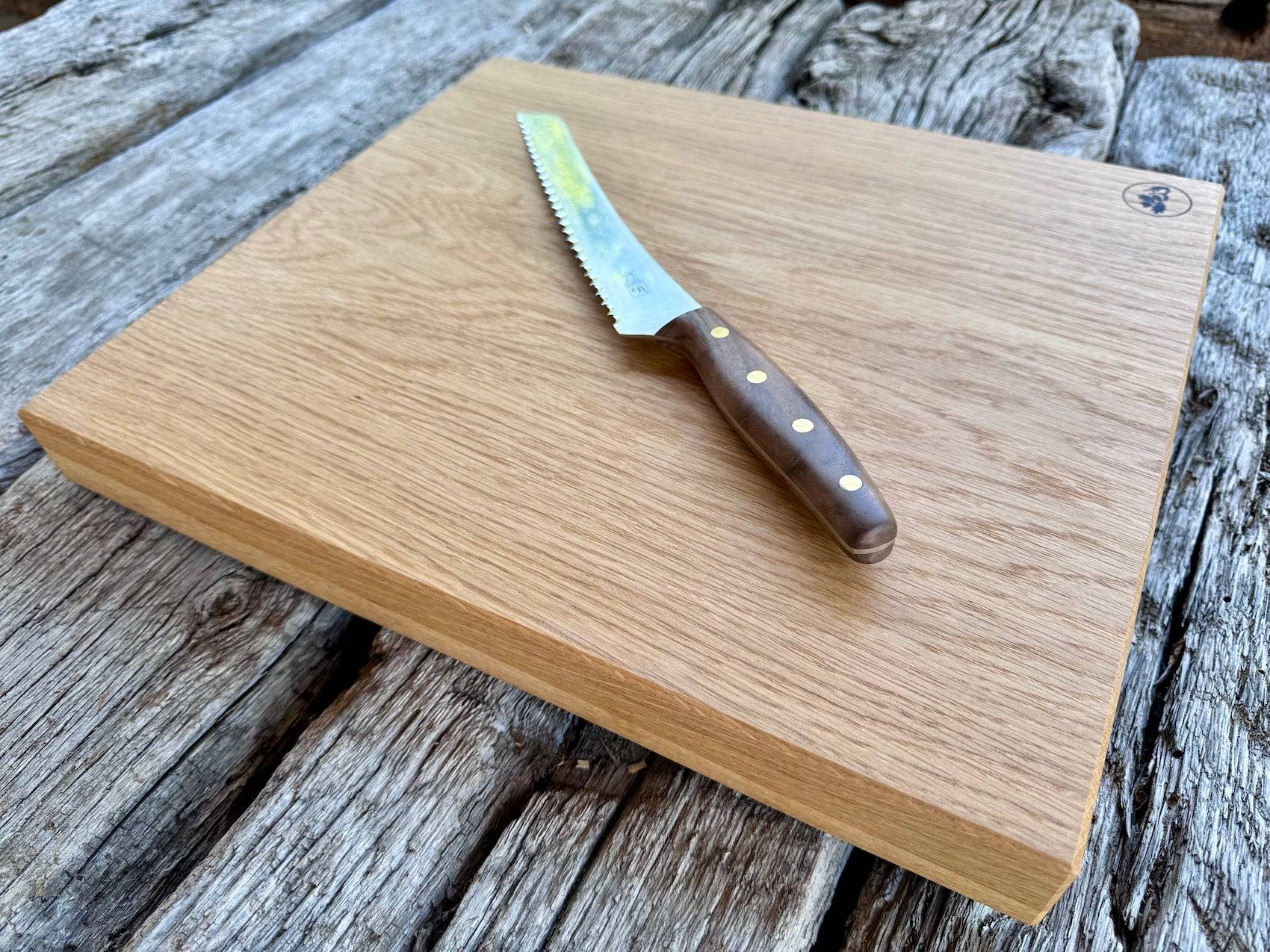Brotbrett aus Eichenholz mit Brotmesser mit Walnuss-Griff.
