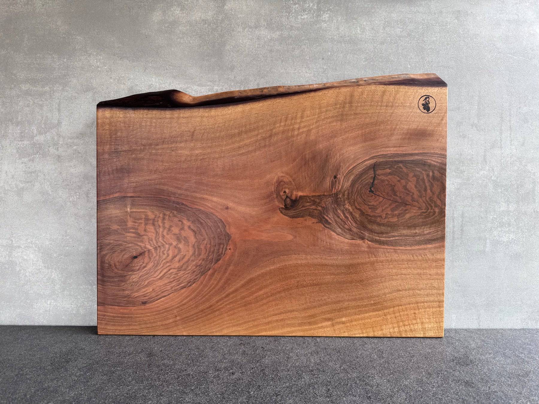 Wundervoller Nussbaum Schneideblock aus einem Stück: Fast 60 cm breit und 6 cm dick. Mit einer Baumkante.