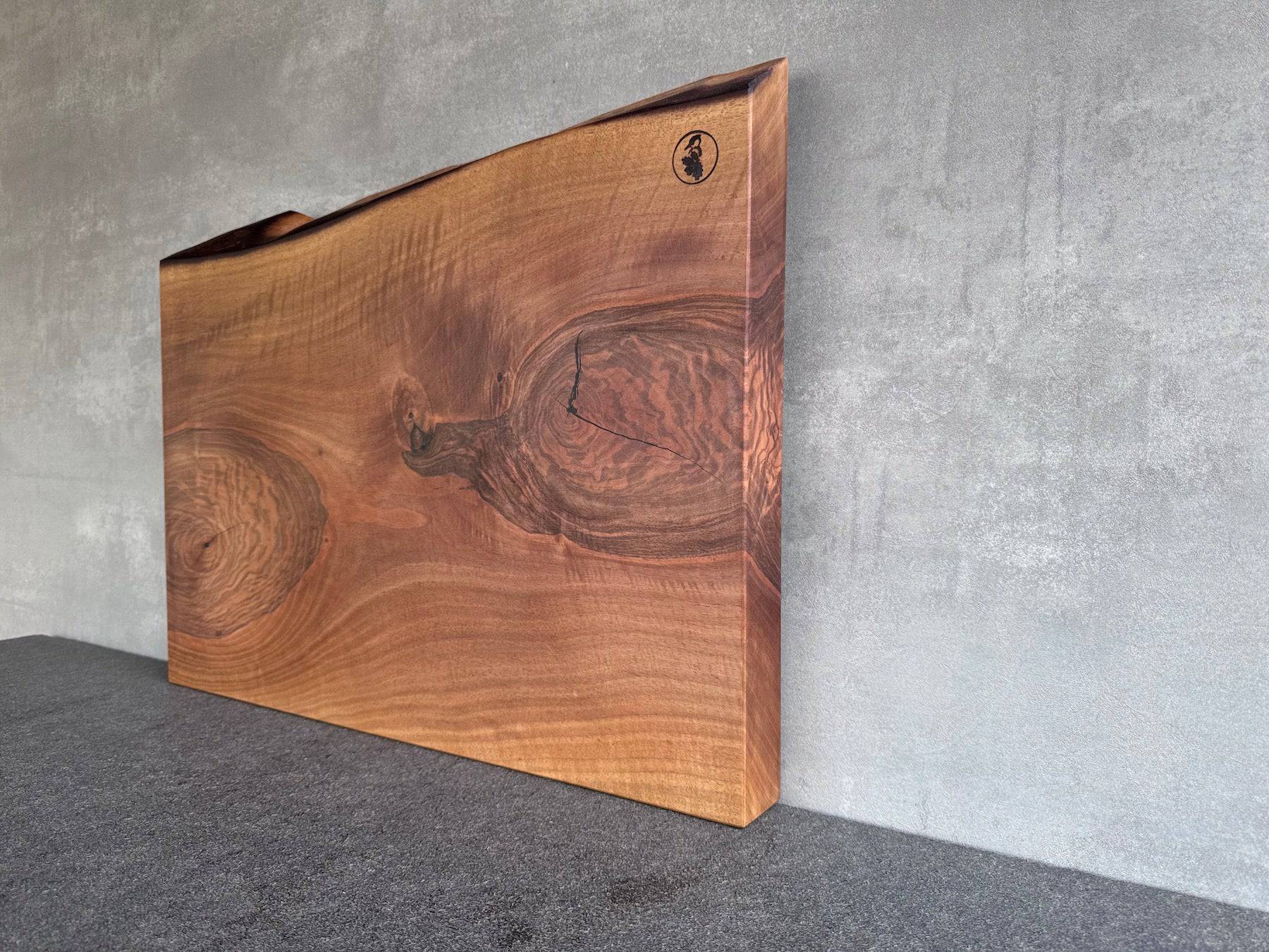 Seitliche Ansicht eines Schneideblockes aus massivem Nussbaum Vollholz.