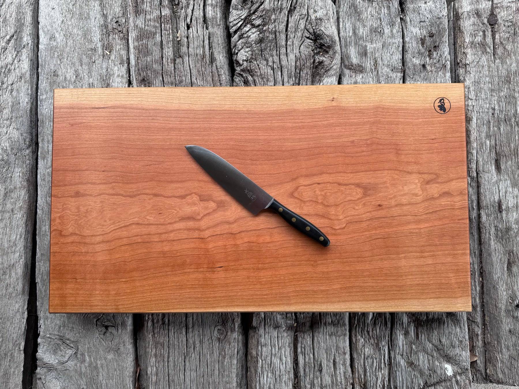 Wunderschöner Kirschbaum Schneideblock aus einem Stück mit einem Windmühlenmesser K5.