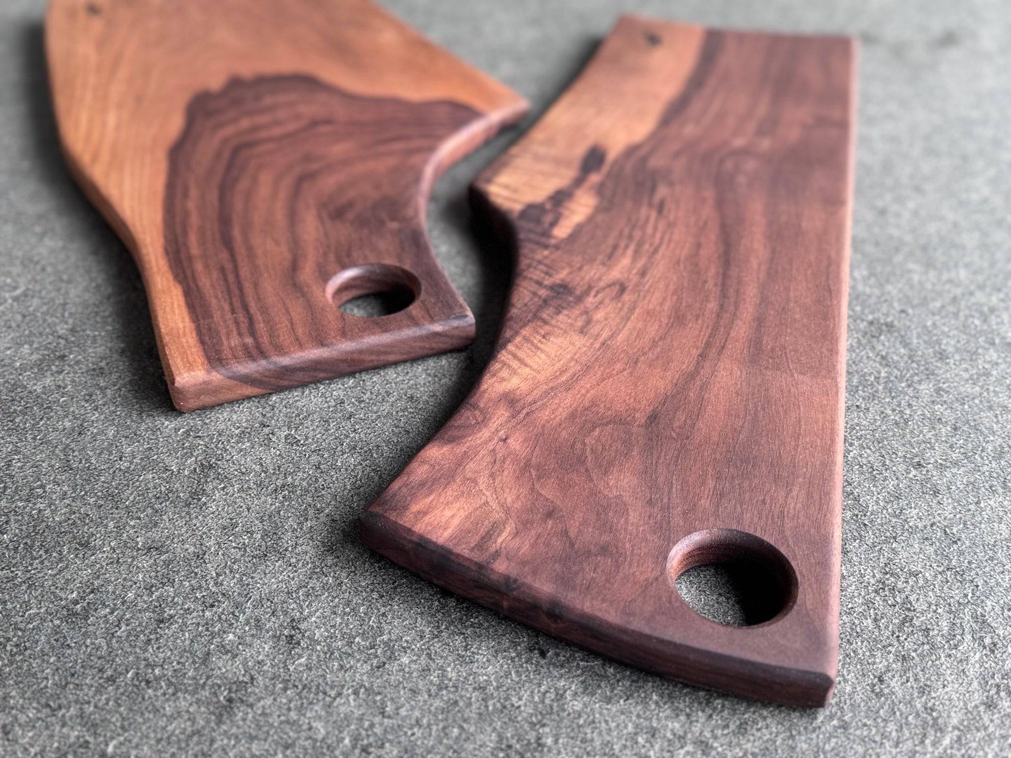 Detailansicht amerikanischer Nussbaum aus Frankreich. 2 Bretter mit einem Loch zum Aufhängen.