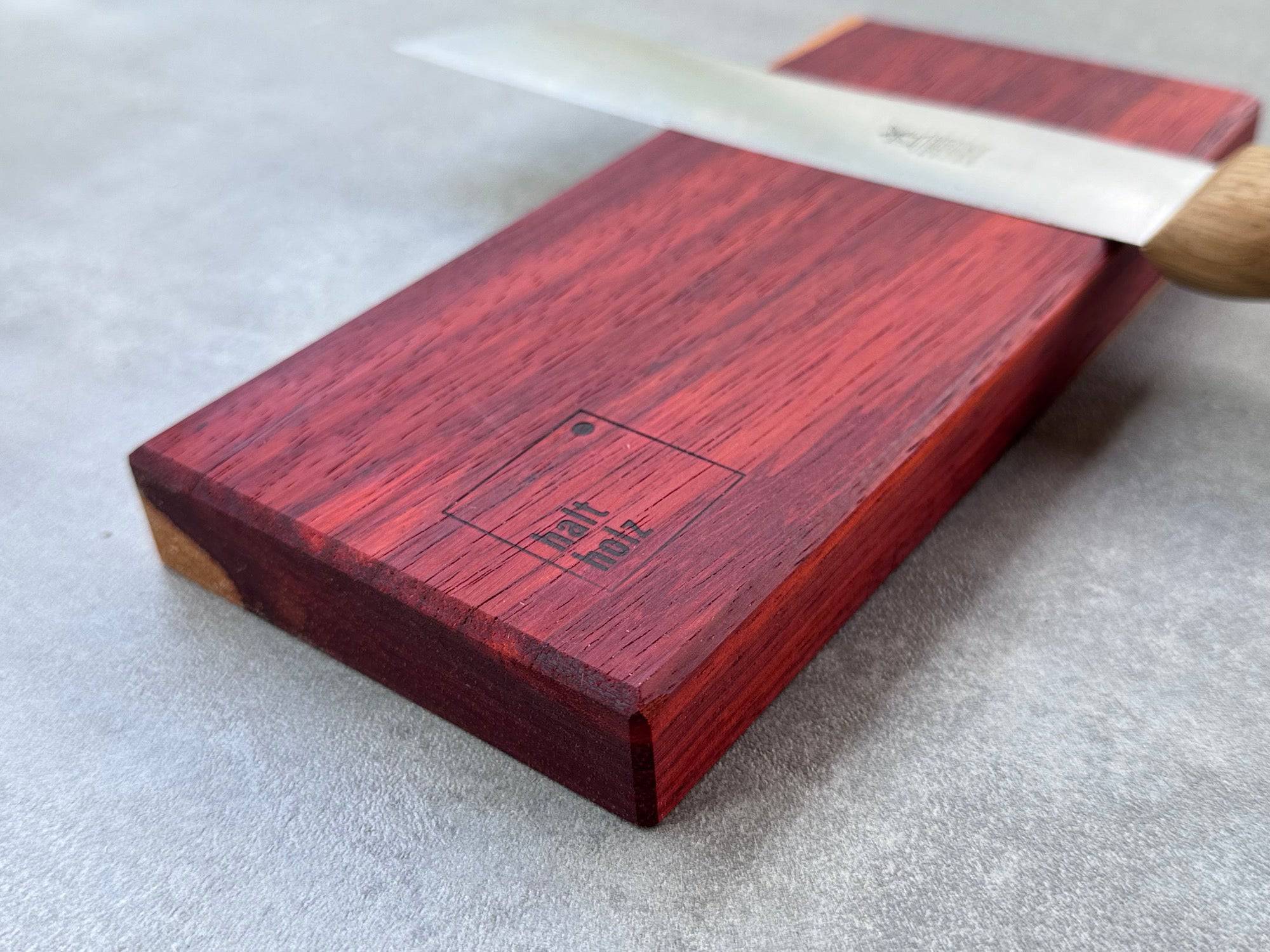 Leuchtend rotes Padouk Edelholz. Ansicht an einer magnetischen Messerleiste.