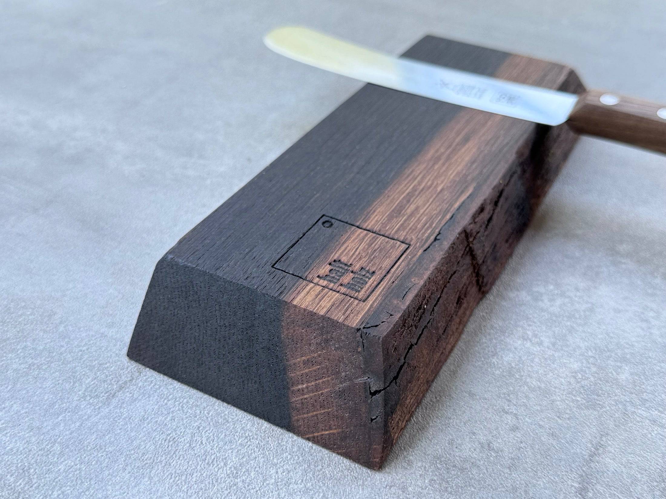 Detailansicht Mini Messerleiste für 2 Messer in Räuchereiche.