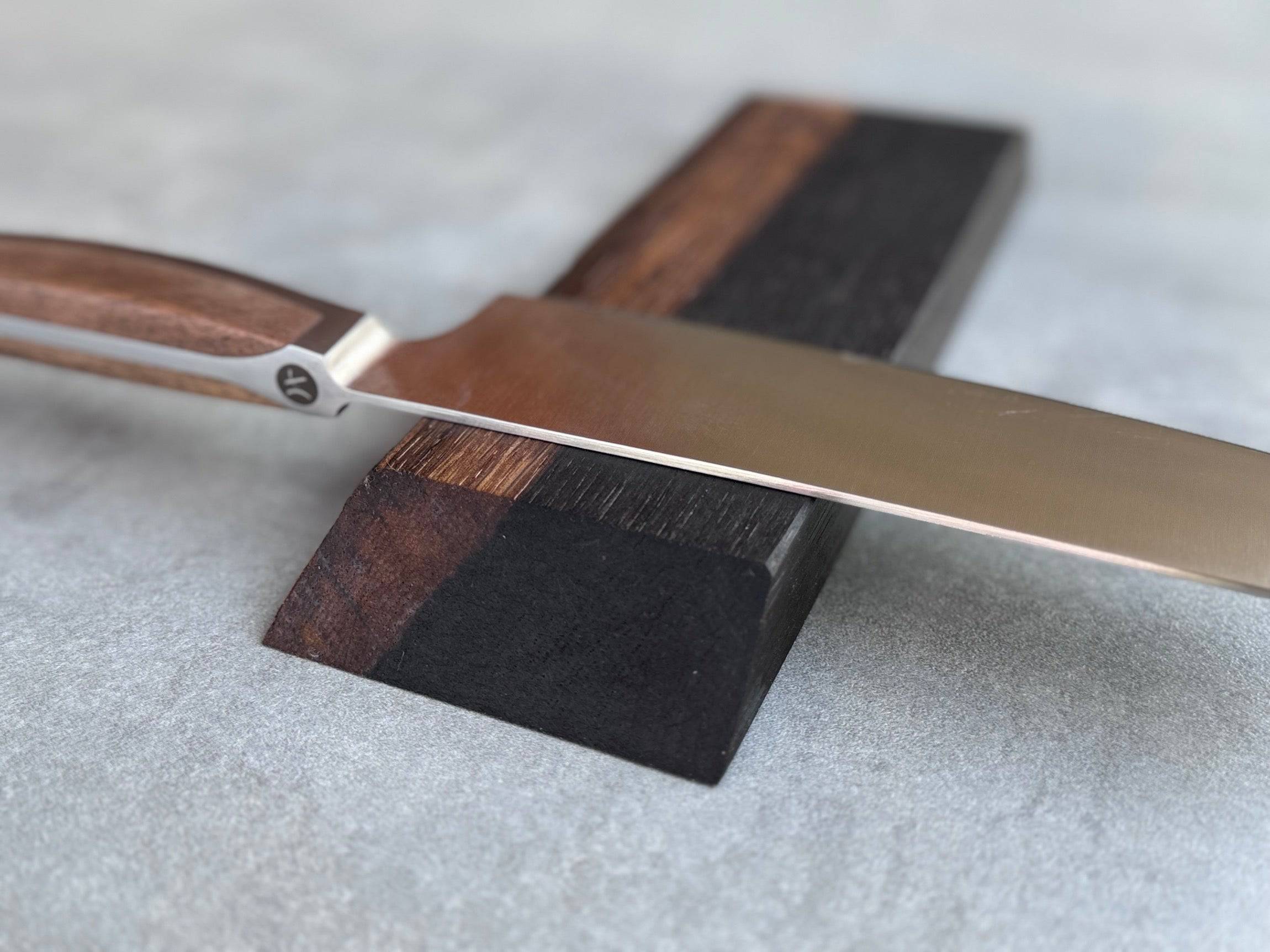 Mini Messerleiste für 2 Messer aus Räuchereiche mit einem Güde Synchron Kochmesser.