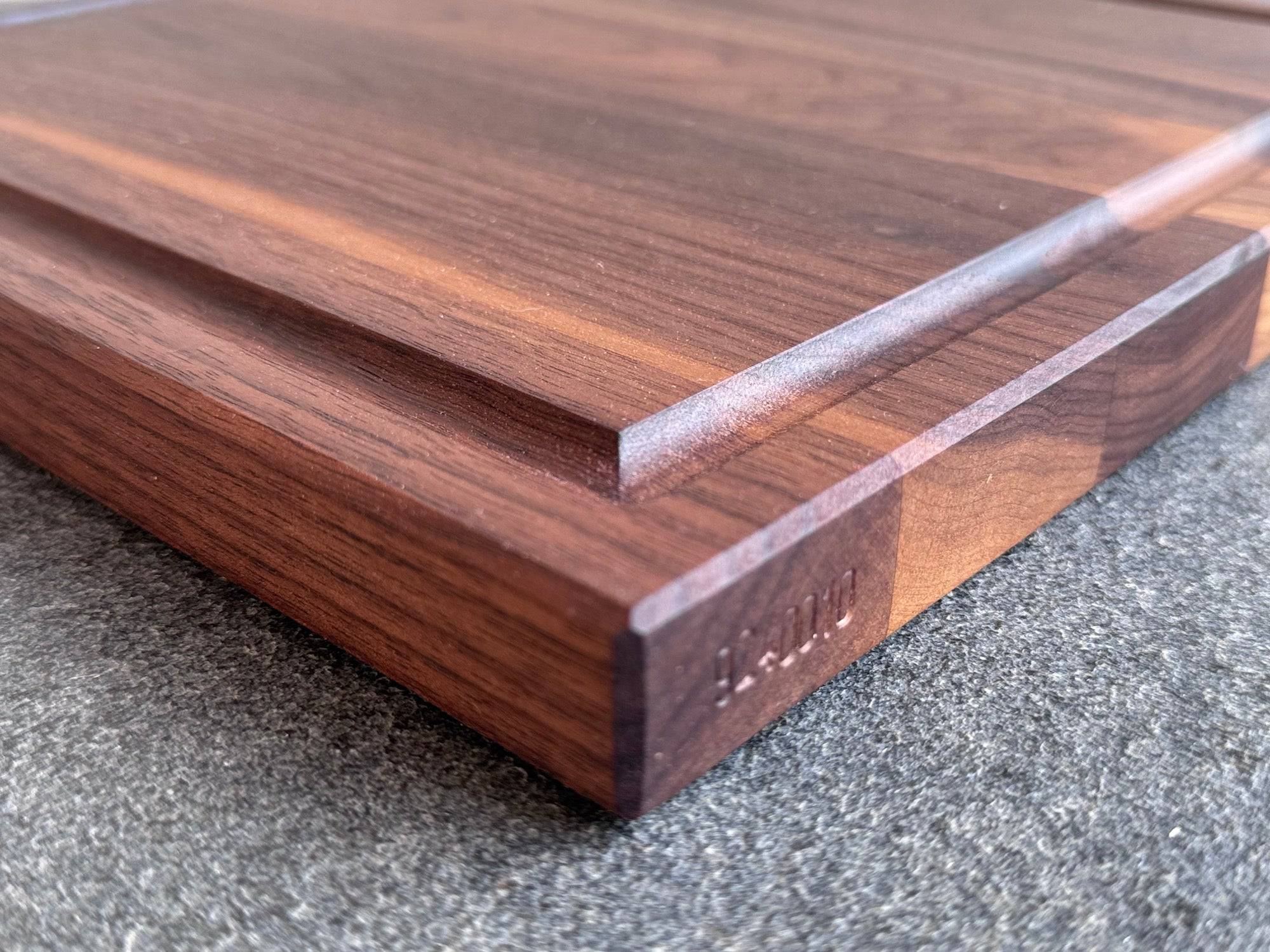 Detailansicht Kante und Saftrille Schneidebrett quadratisch Nussholz