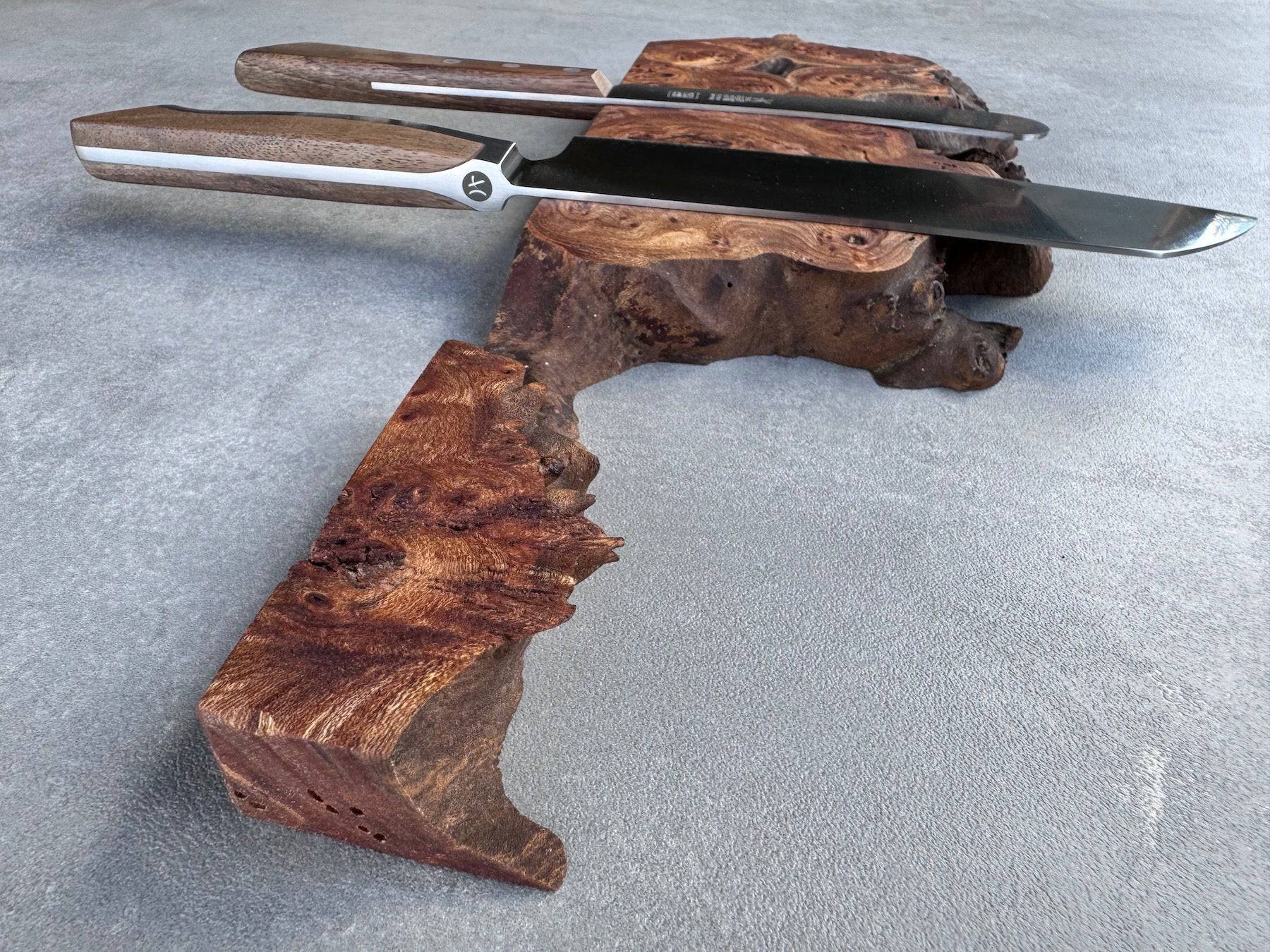 Rechte Seitenansicht einer Messerleiste für 3 Messer aus Maserulme.