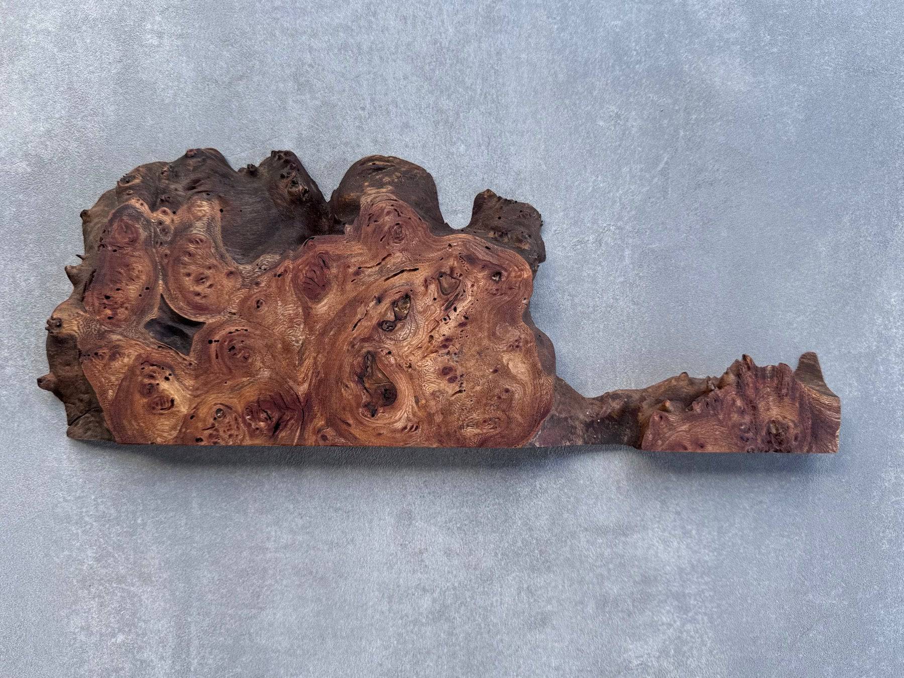Organische wolkige Form einer magnetischen Messerleiste aus dem Edelholz Maserulme, Rüster.