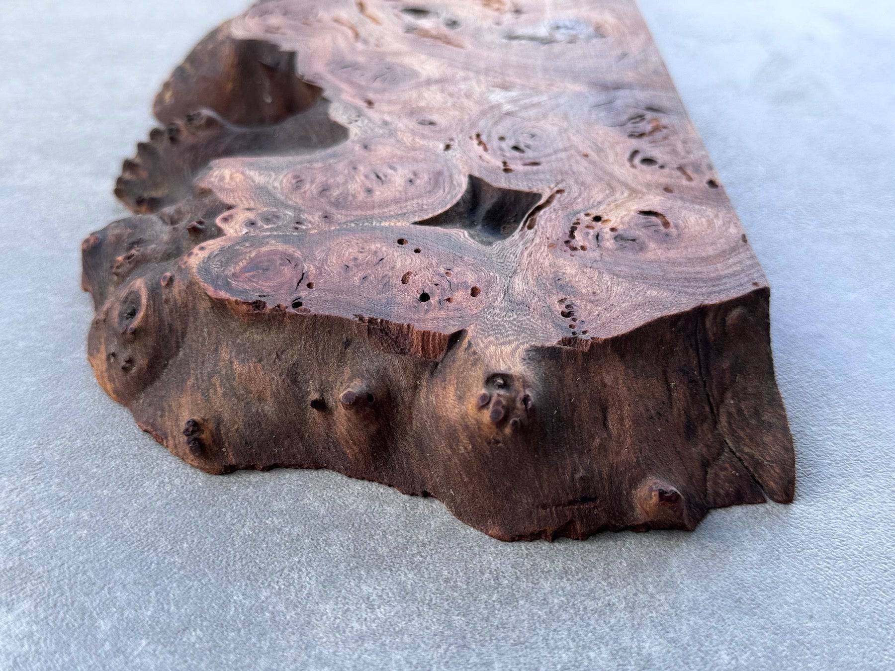 Nahaufnahme der wolkigen Form der Baumkante bei einer Messerleiste aus Rüster.