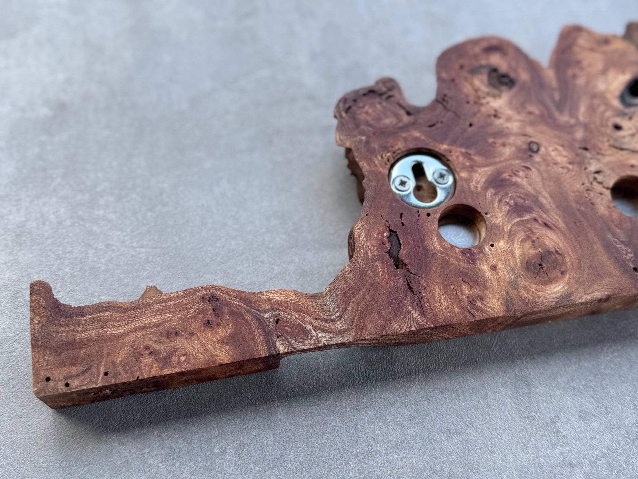 Rückansicht einer magnetischen Messerleiste von Haltholz.