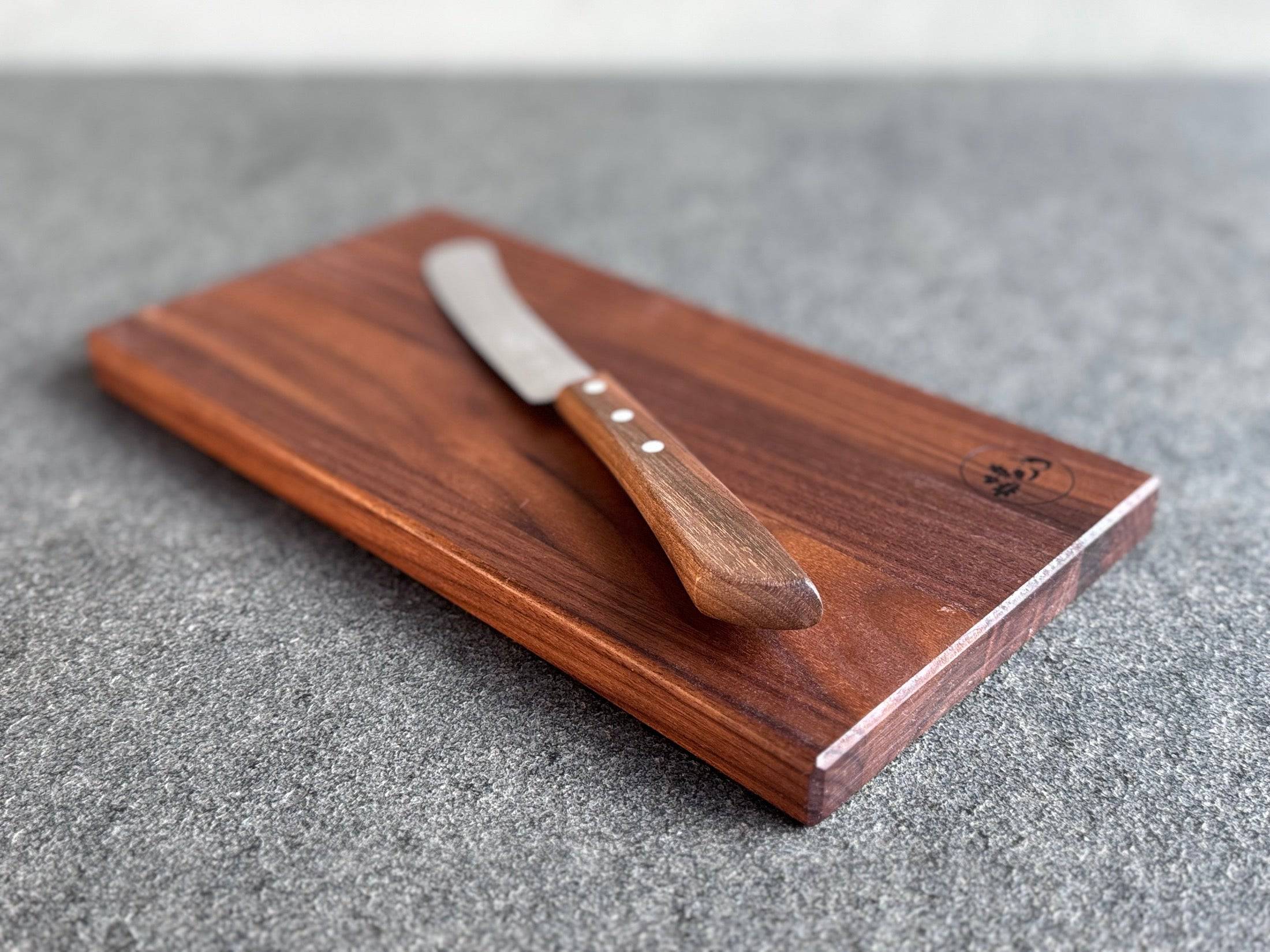 Kombi: Brett und Messer aus Nussbaum - Spessartbrett