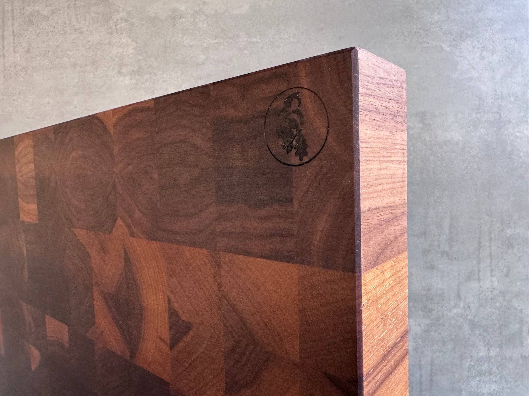 Die Ecke eines Hirnholz Schneideblockes aus Nussbaum.