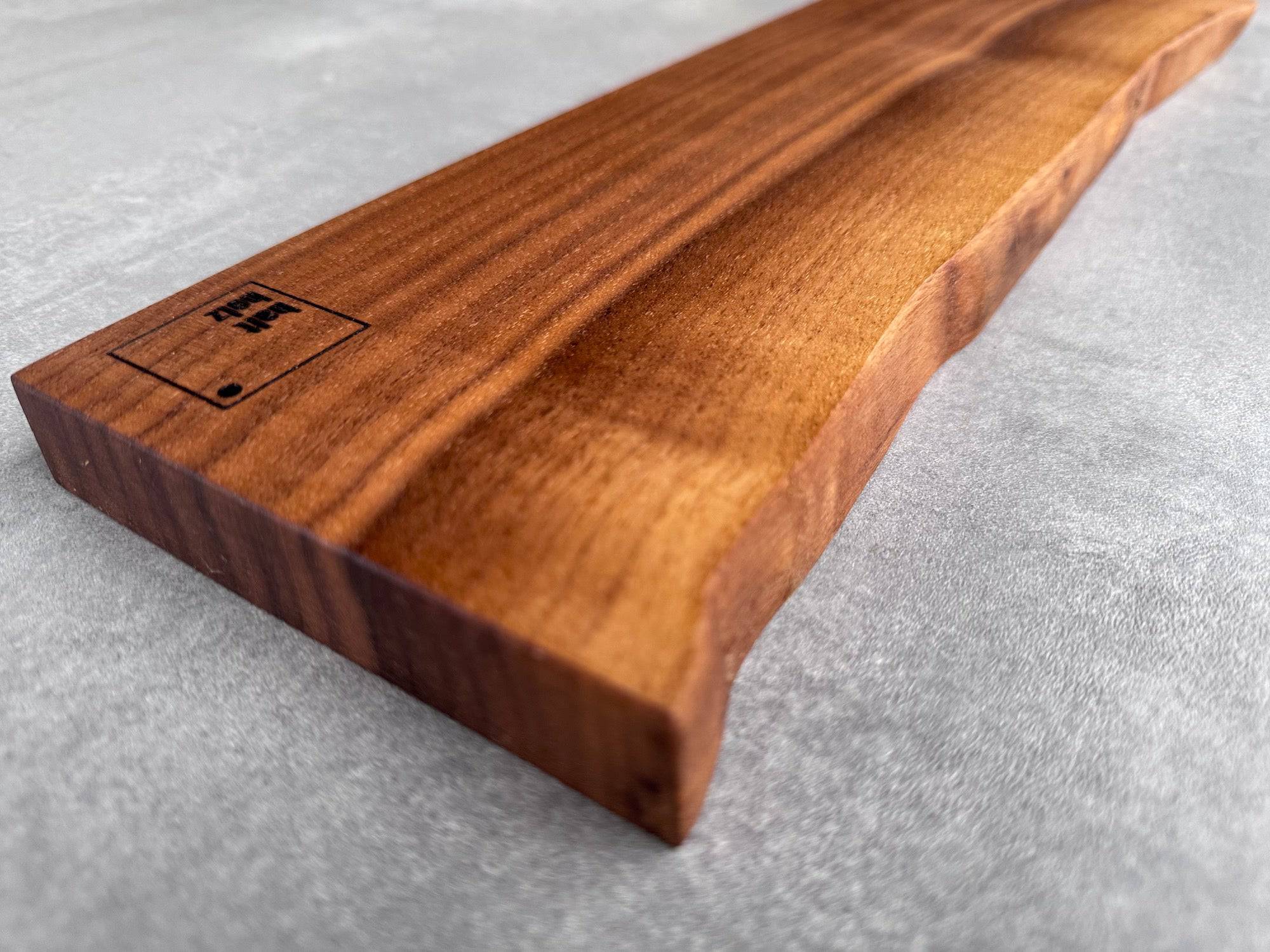 Messerleiste mit Baumkante, funktionell, aus Nussbaum - Spessartbrett