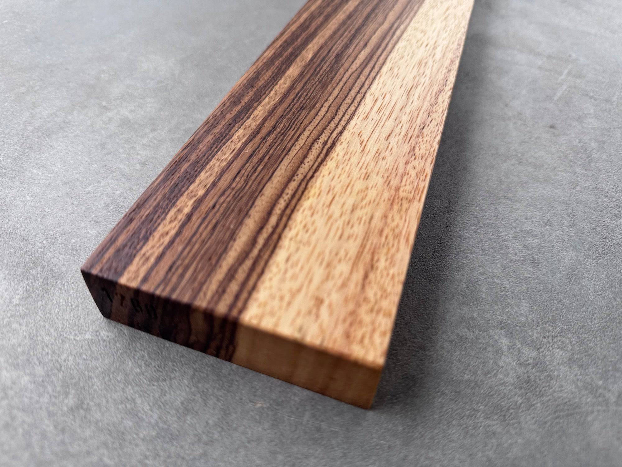 Messerhalter aus Zebrano für 8 Messer, magnetisch #1260 - Spessartbrett