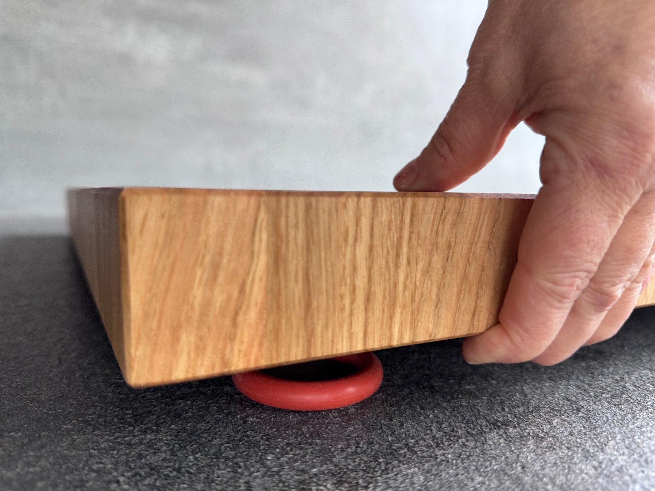 Silikonringe liegt unter einem Schneideblock