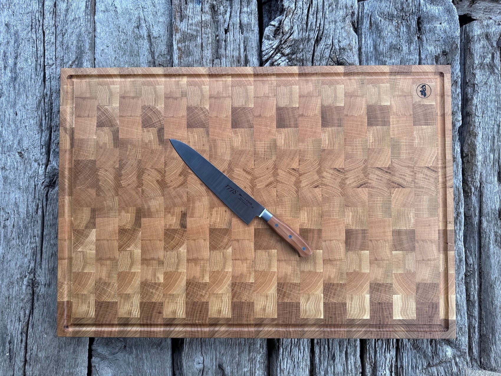 Eiche Hirnholz Schneideblock 80x55 cm auf alten Eichenbalken mit einem Dick Kochmesser.