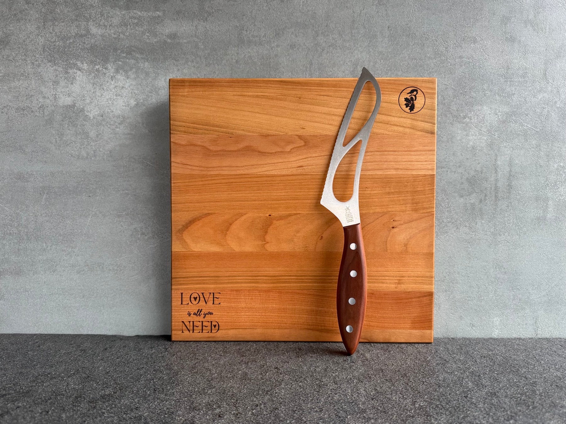 Brotbrett aus Kirschbaum mit persönlicher Gravur für Valentinstag und Käsemesser.