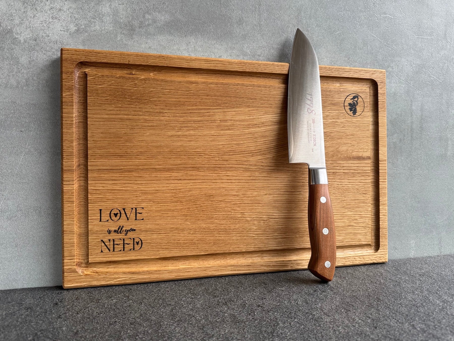 Schneidebrett mit Saftrille und Kochmesser von Dick mit Gravur über die Liebe.
