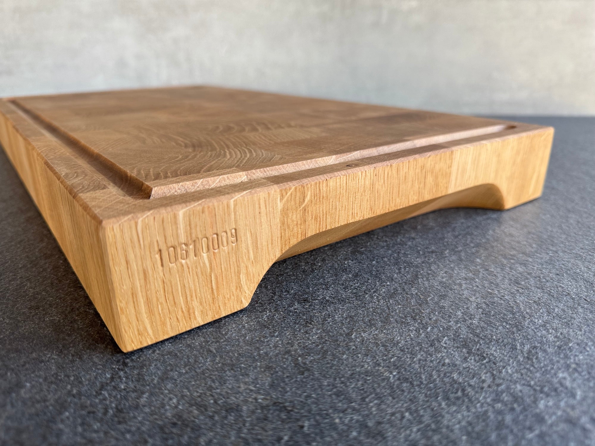 Eingeschlagene Seriennummer, Griffmulden und Saftrille in Nahaufnahme.