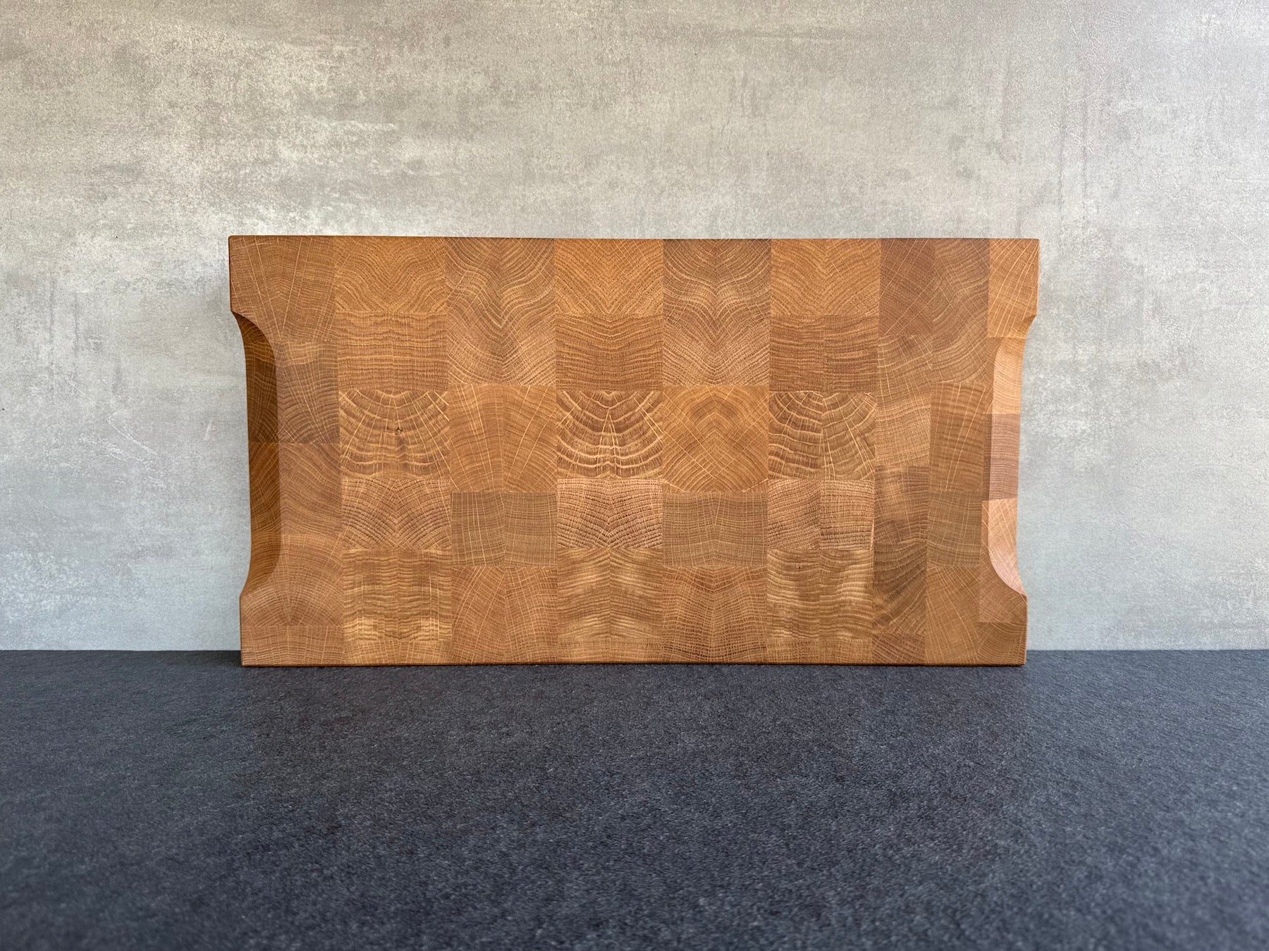 Rückseite Eiche Hirnholz Schneideblock mit Blick auf die Griffmulden.