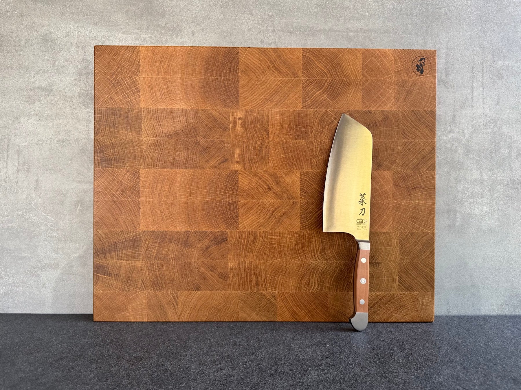 Eiche Stirnholz Schneidebrett, 4 cm dick, mit einem Güde Chinesisches Kochmesser.