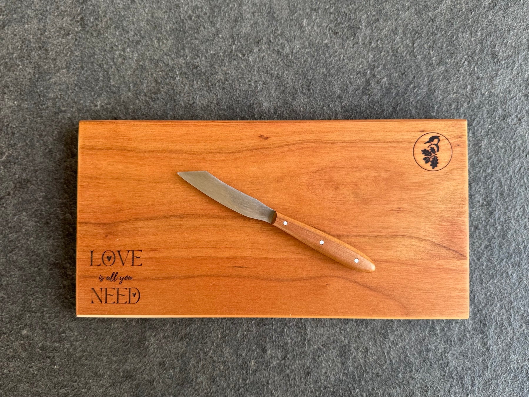 Spessartbrett Kirschbaumbrett mit Love-Gravur und einem Mini Gemüsemesser.