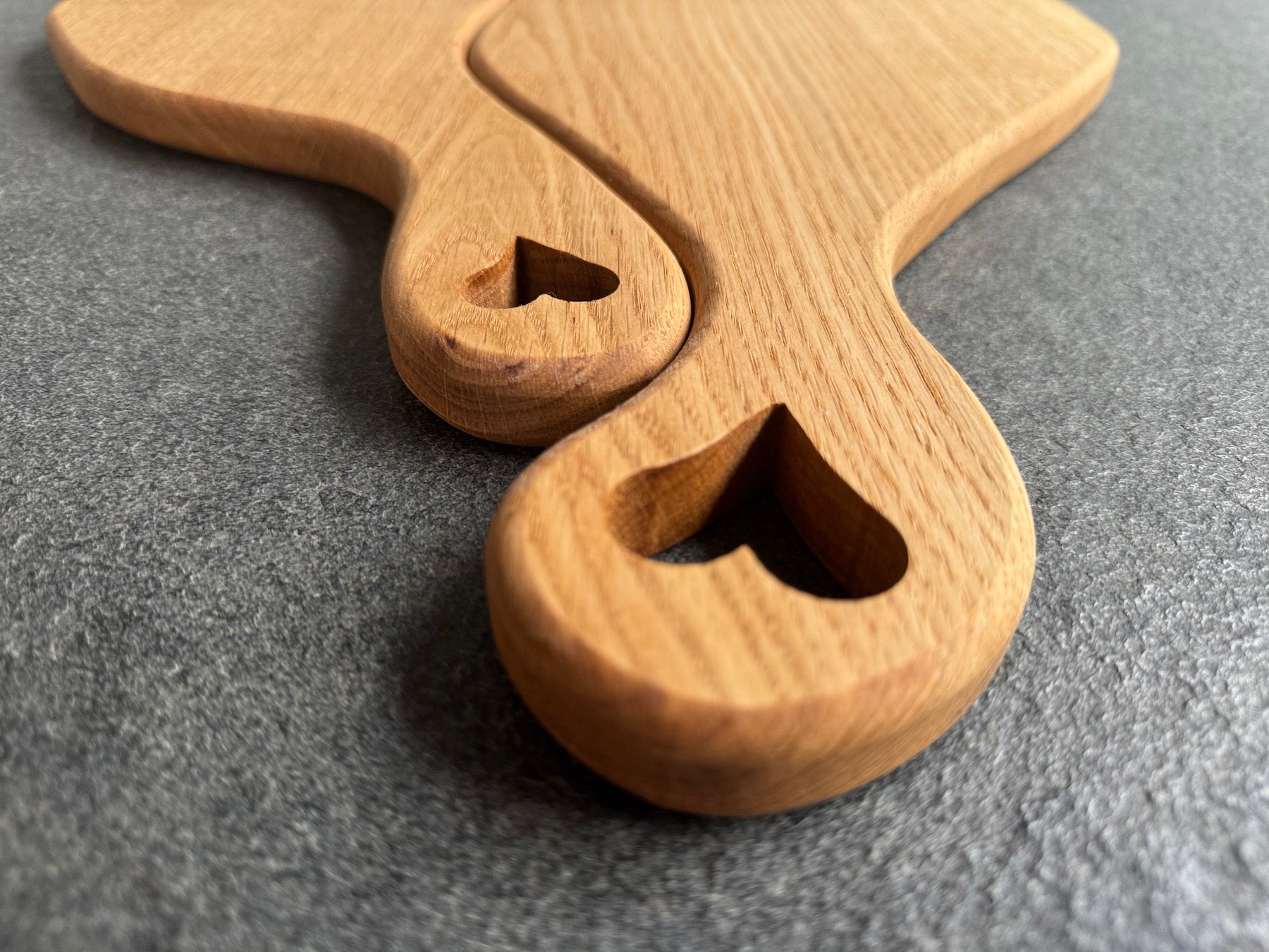 Die Griffe mit ausgefrästen Herzen im Detail