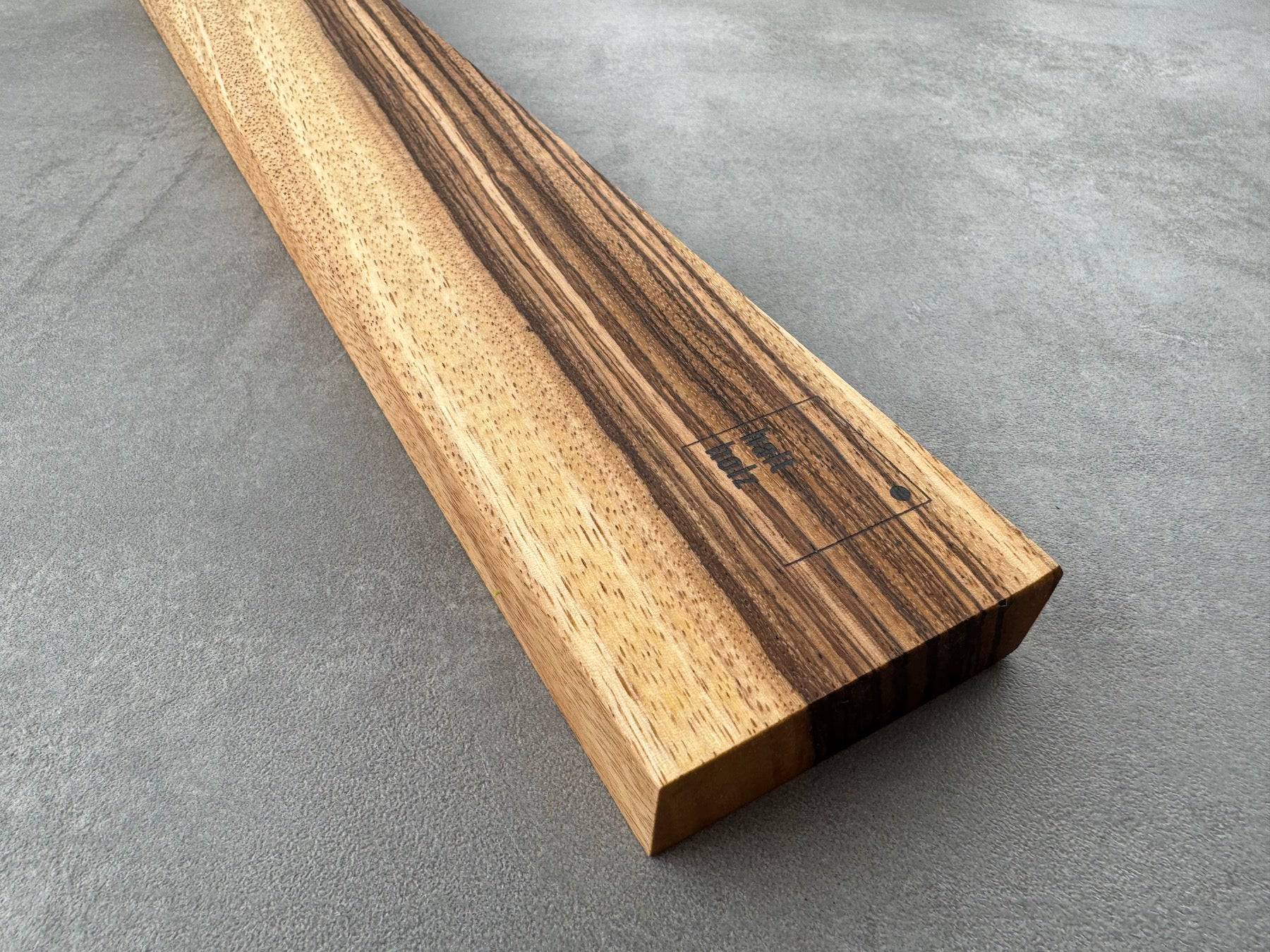 Seitenansicht eines Zebrano Messerhalters für 7 Messer.