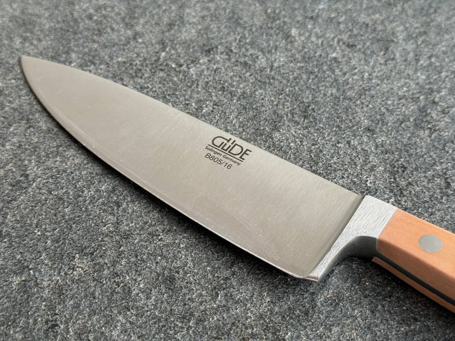 Klinge im Detail von einem Güde Kochmesser B805/16.